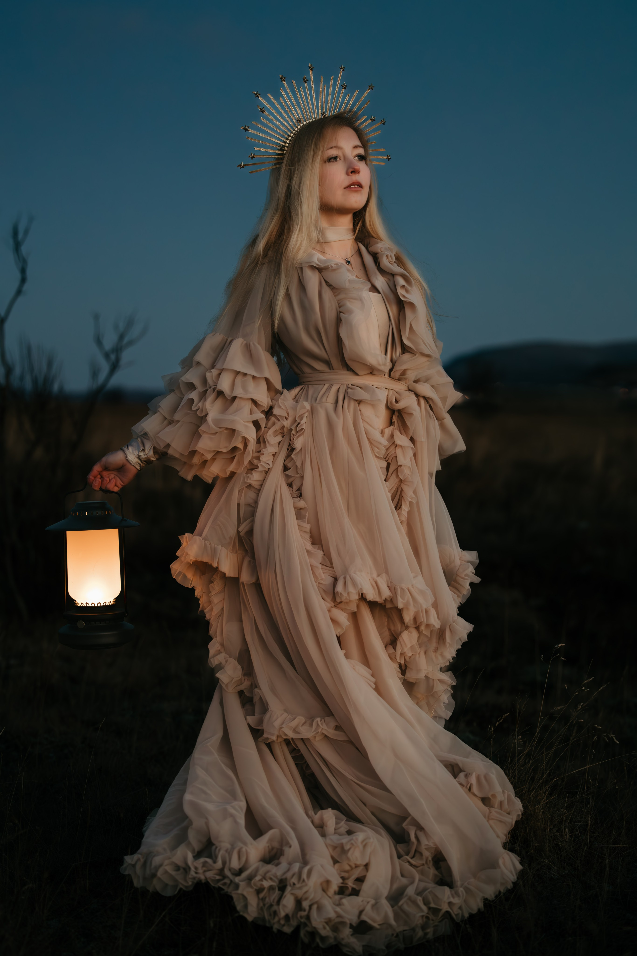 Candid couples photography in Iceland, capturing love in stunning outdoor settings