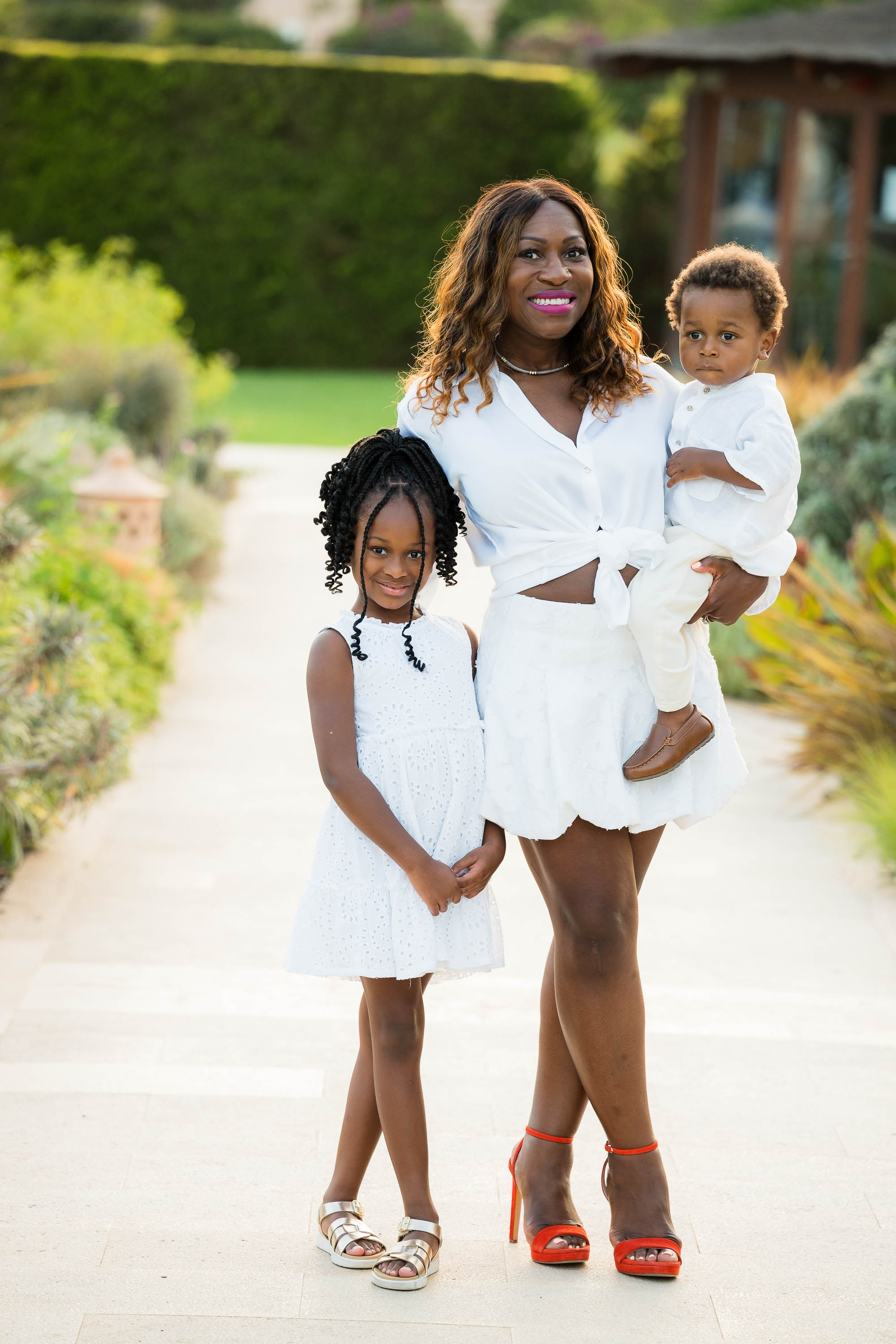 Madre e hijos haciéndose Retratos de Familia en St. Regis Mardavall en Mallorca