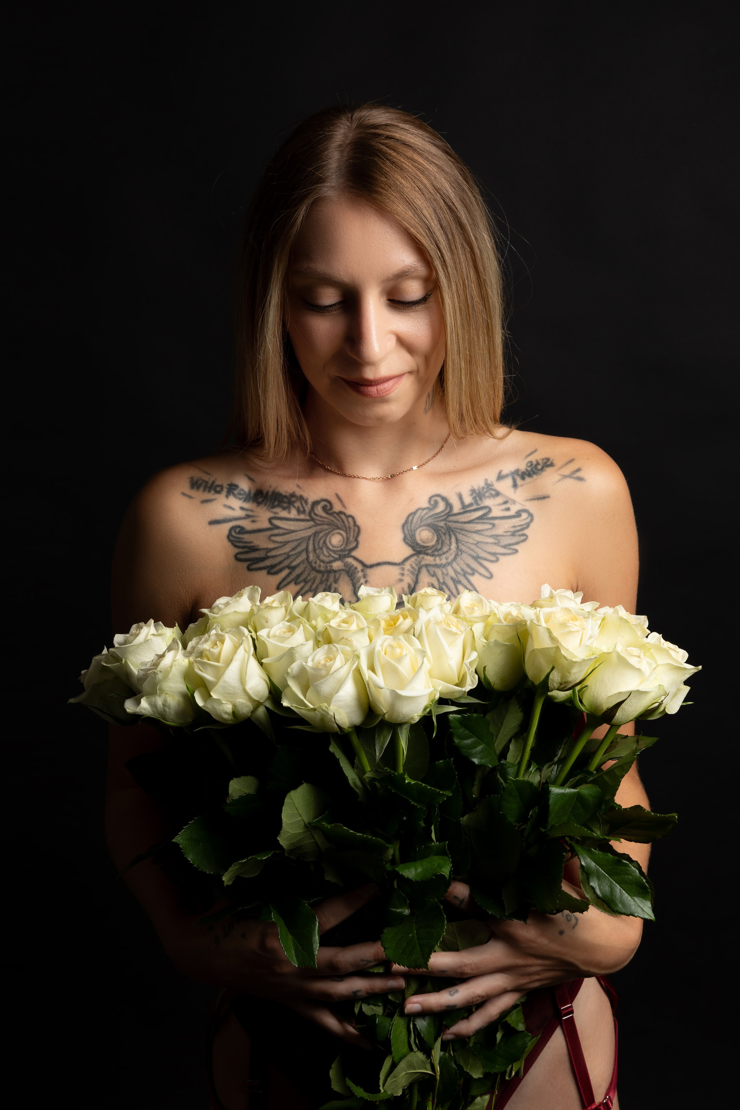 Frauen Fotoshooting mit Blumen – natürliche und emotionale Portraitaufnahme