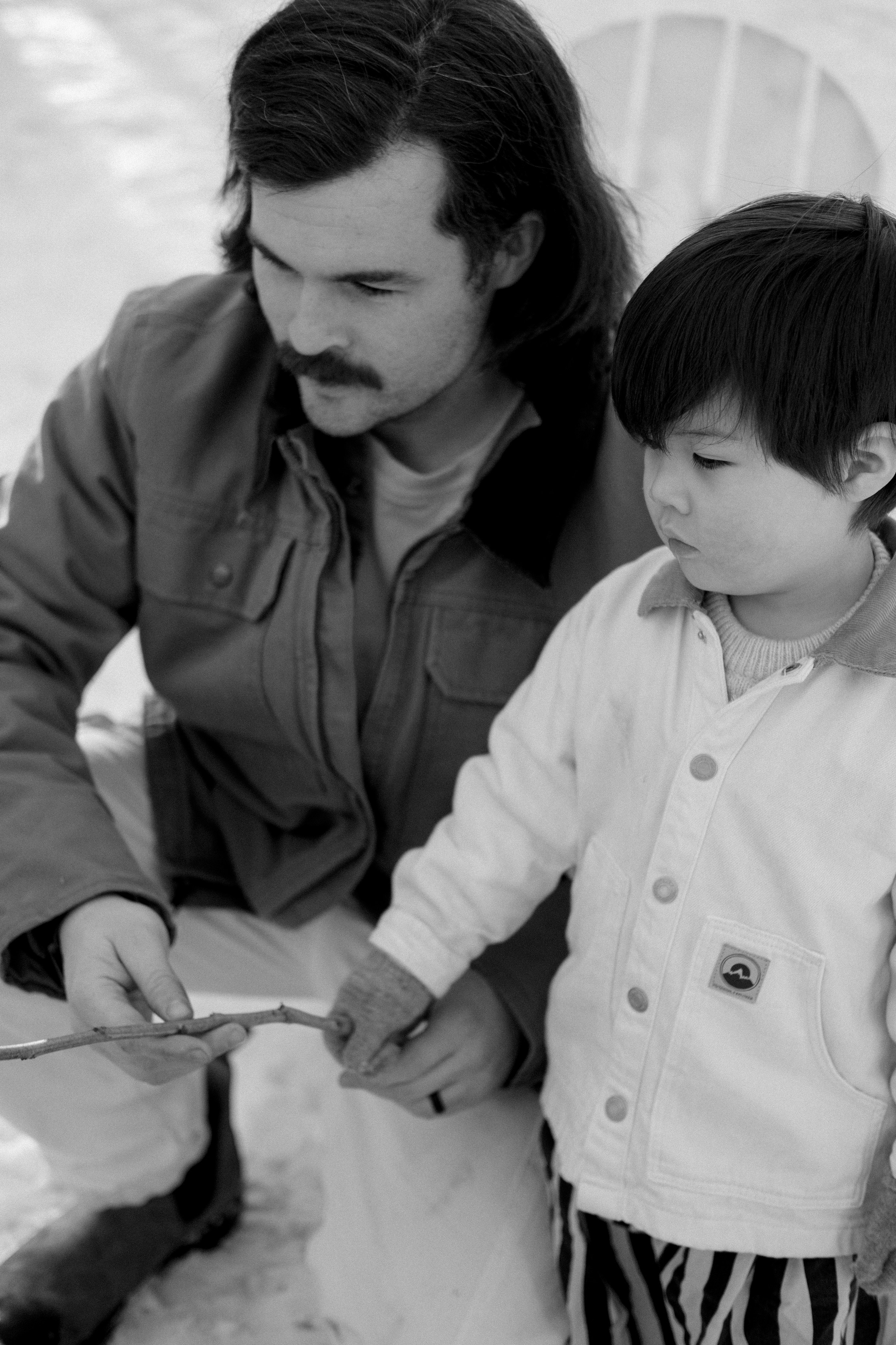 Snowy Family Photo Session at a Cozy Cottage Near Richmond, VA. Family Photographer Anna Dobrovolskaia | Richmond, VA