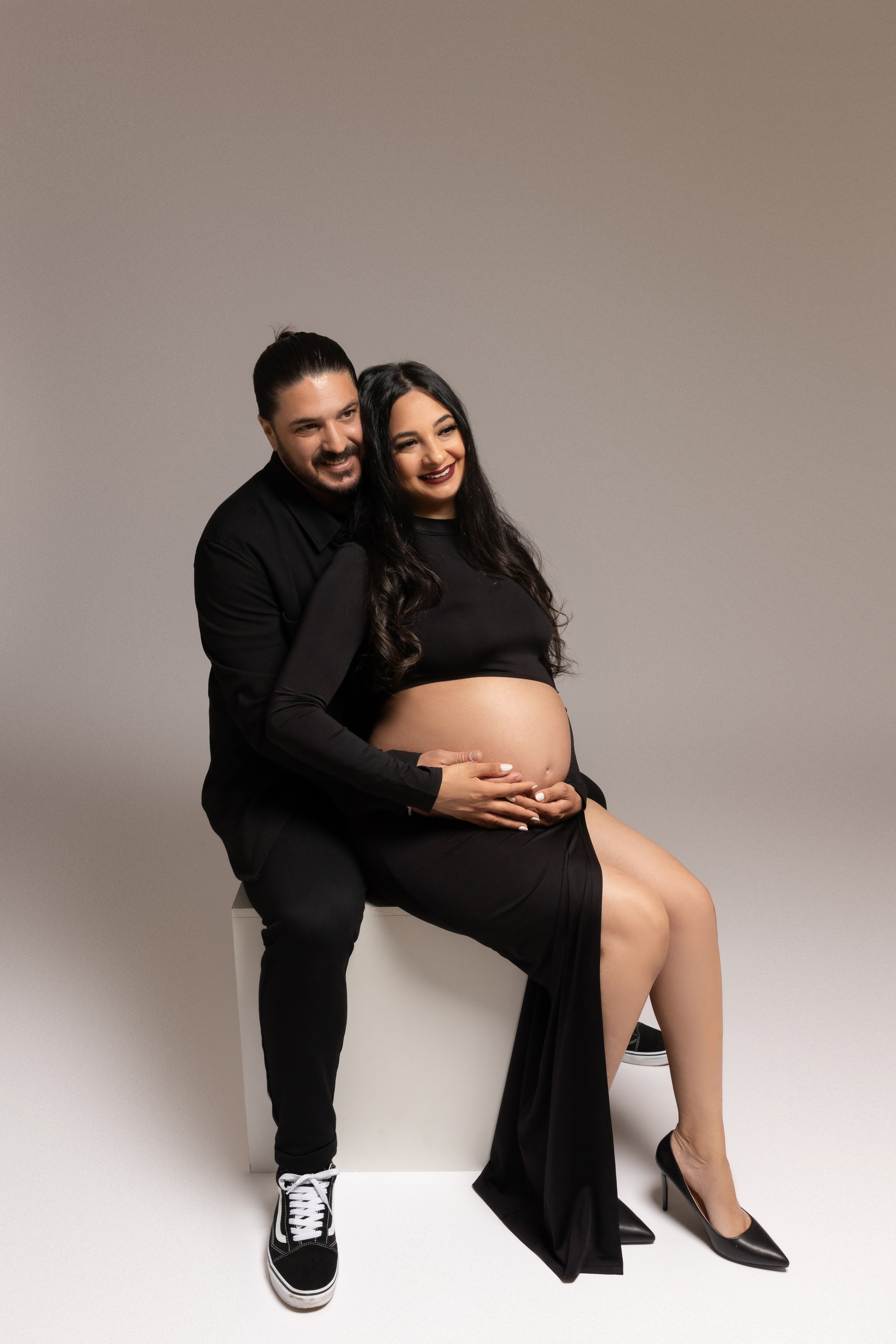 Inniger Moment beim Babybauchshooting – werdende Eltern halten gemeinsam den Babybauch in Lüdenscheid.