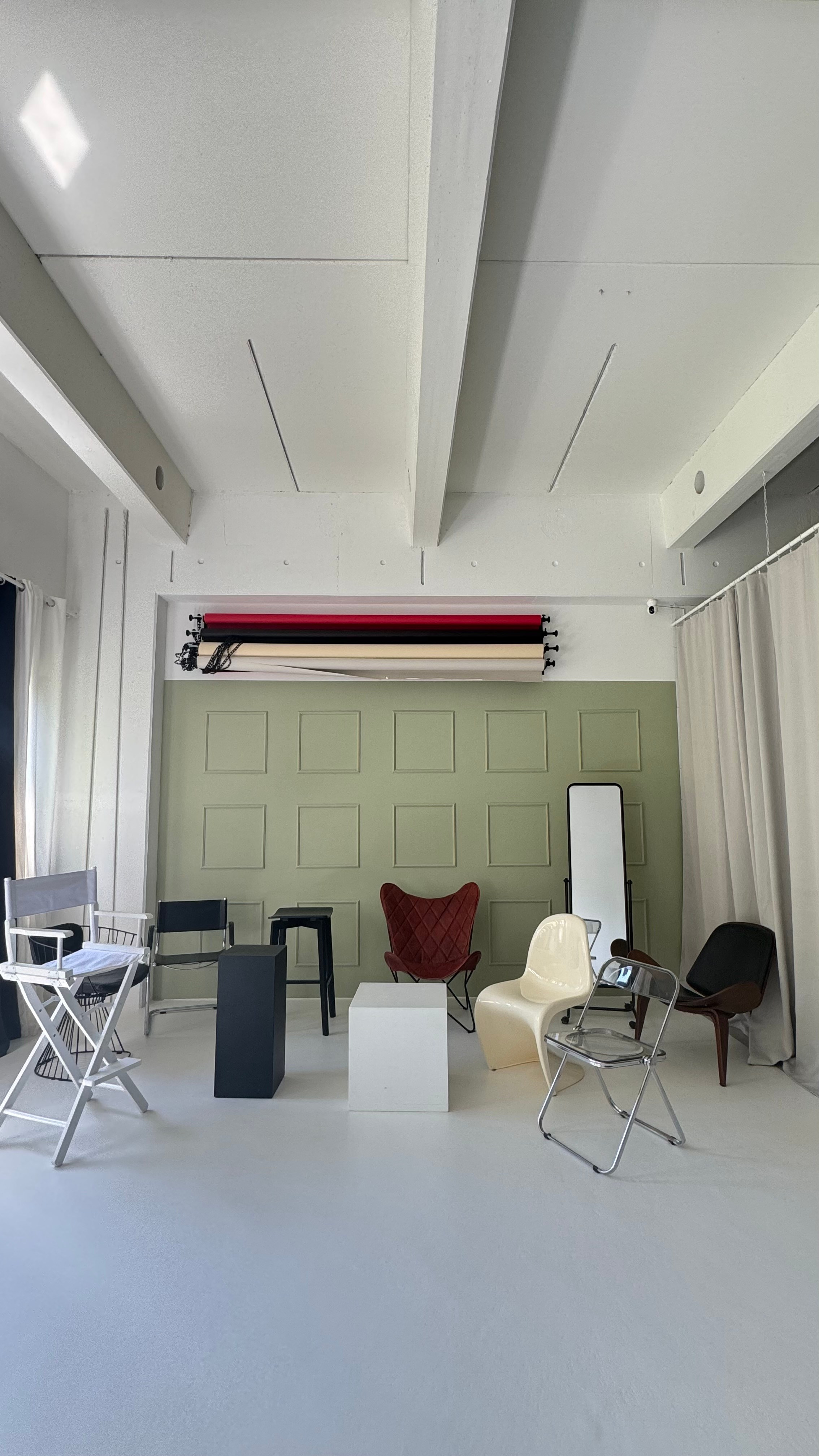 Unser Studio bietet alles, was du für professionelle Foto- und Videoproduktionen brauchst – direkt inklusive im Mietpreis. Fotostudio Aesthetic Space in München. Fotostudio mieten ab 1 Stunde