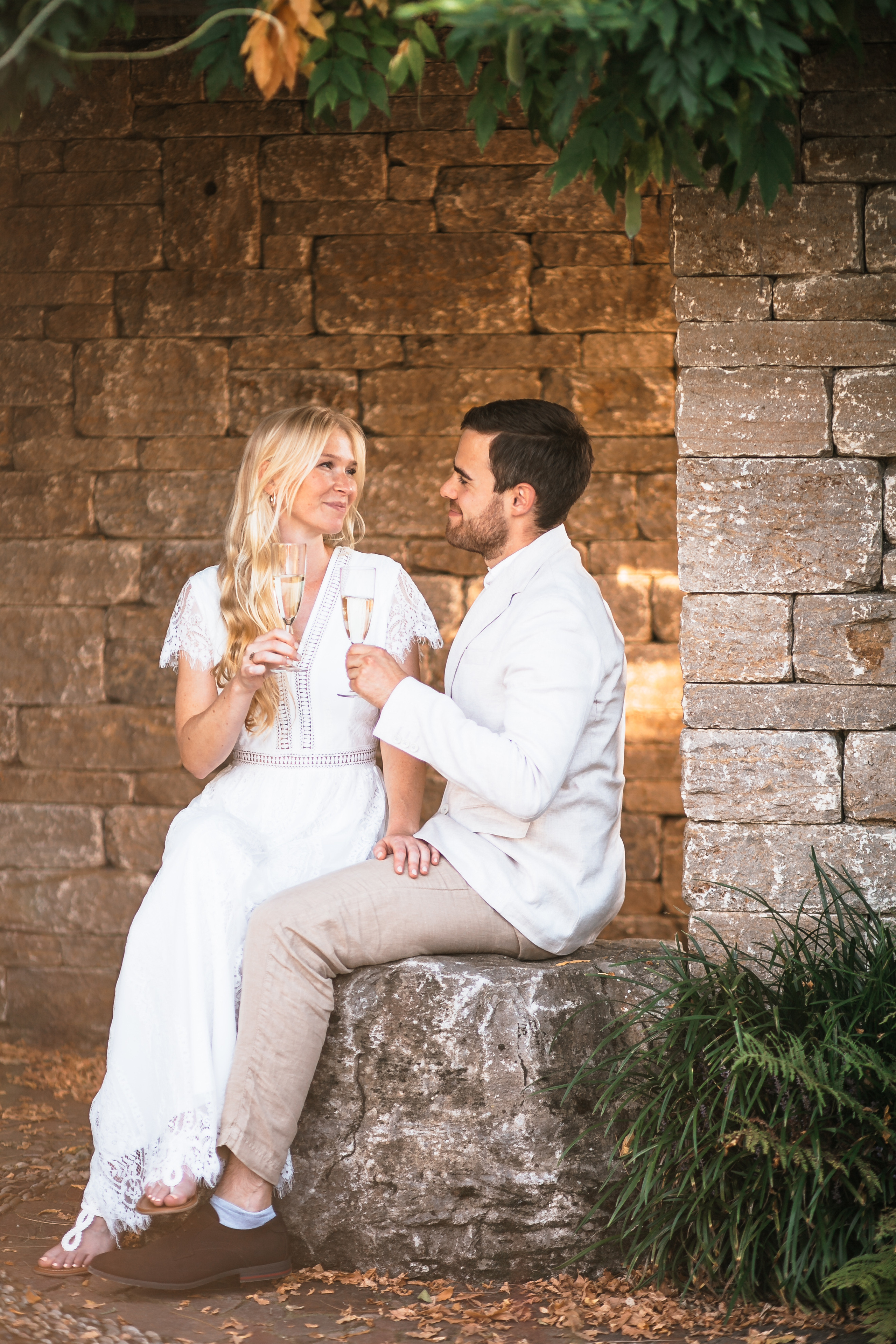 Romantische Hochzeitsfotografie in Weilerswist, NRW, Köln, Bonn - Halten Sie Ihren besonderen Tag in unvergesslichen Momentaufnahmen fest. Erfahrene Hochzeitsfotografin, die natürliche Emotionen einfängt. Individuelle Fotosessions für eine einzigartige Erinnerung an Ihre Hochzeit.
