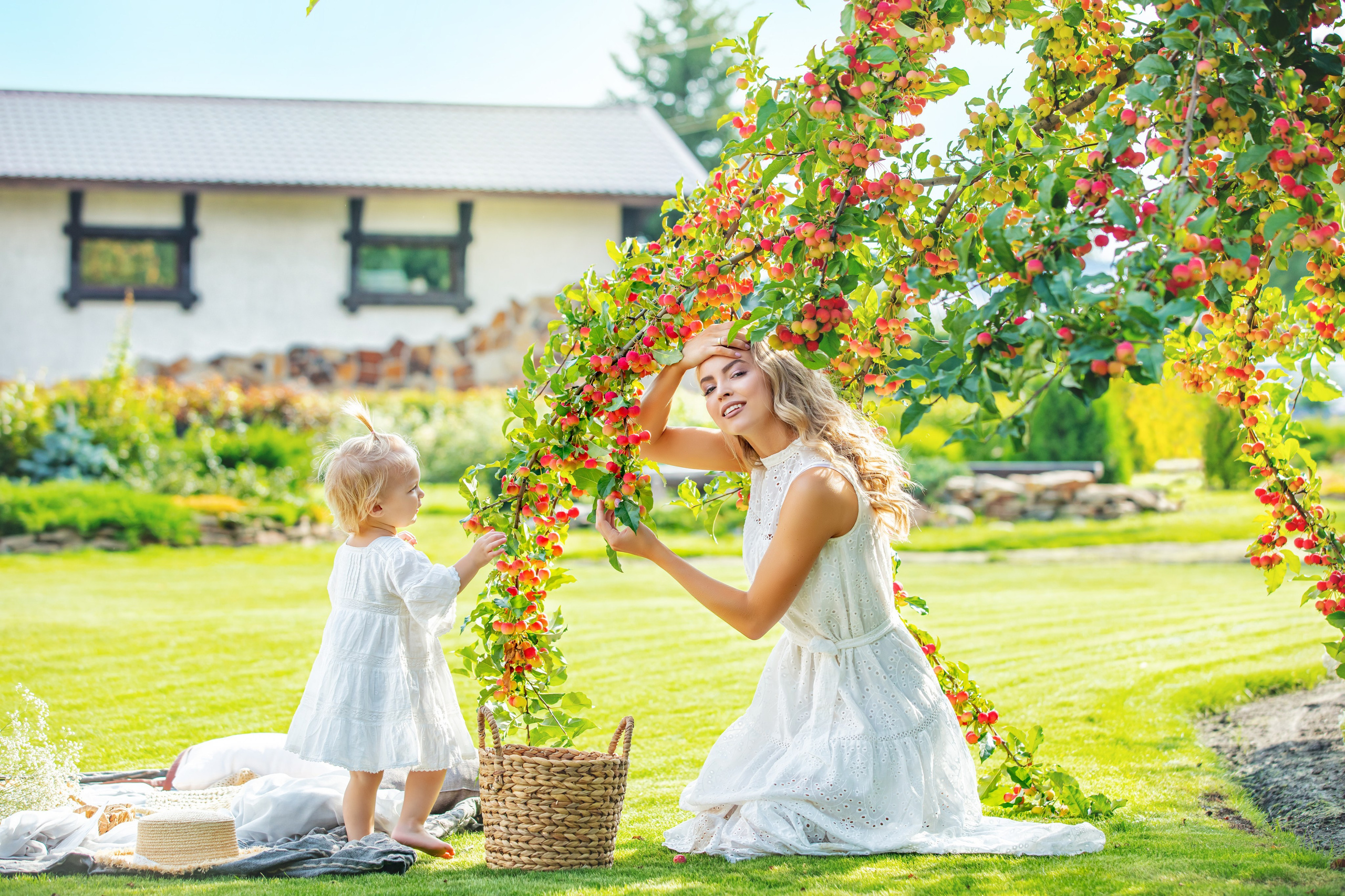 Maman et ses enfants jouant dans le jardin lors d'une séance photo de famille