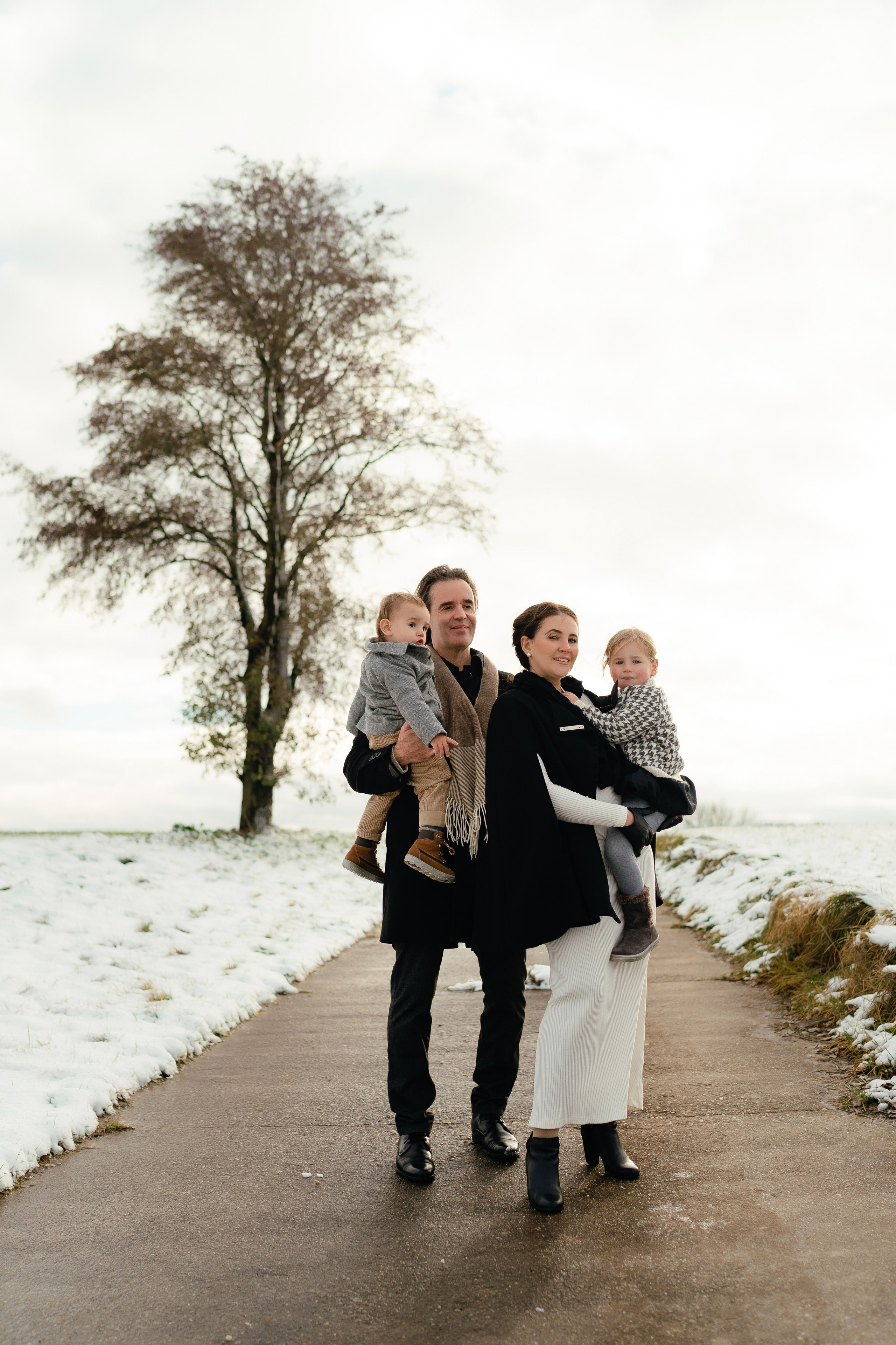 Winter outdoor family photo shoot for the Family with kids