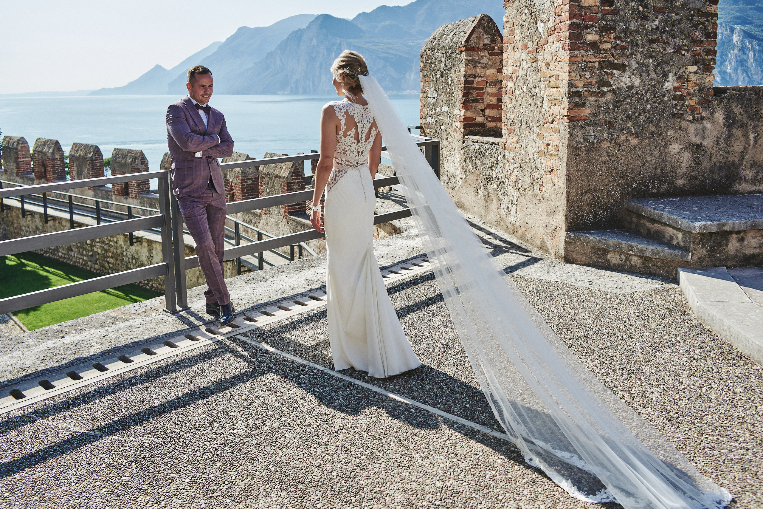 wedding photographer lake garda malcesine castle couple