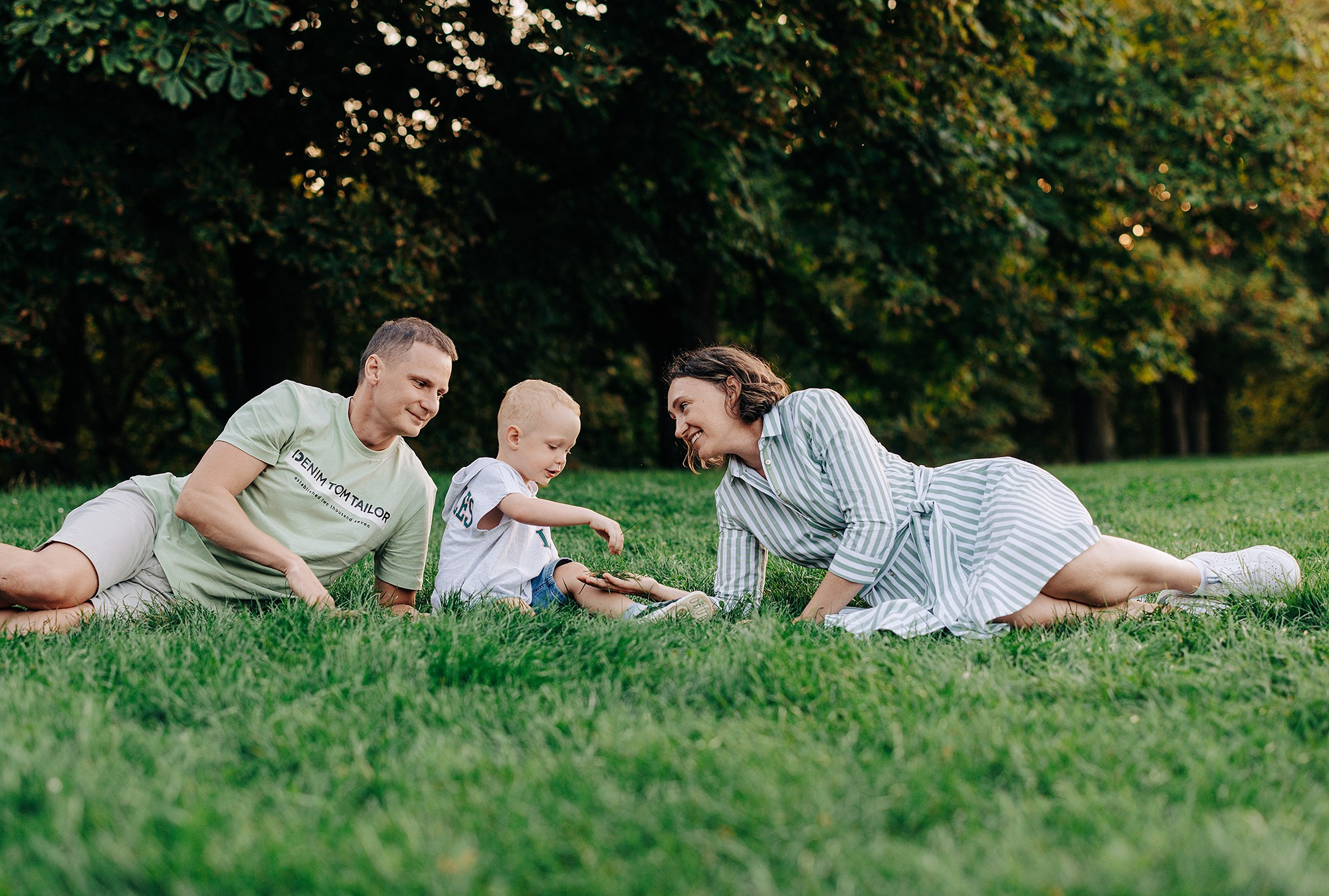 Таня, Андрей и Паша на прогулке. Family and wedding photographer in Prague Natalia Fedori