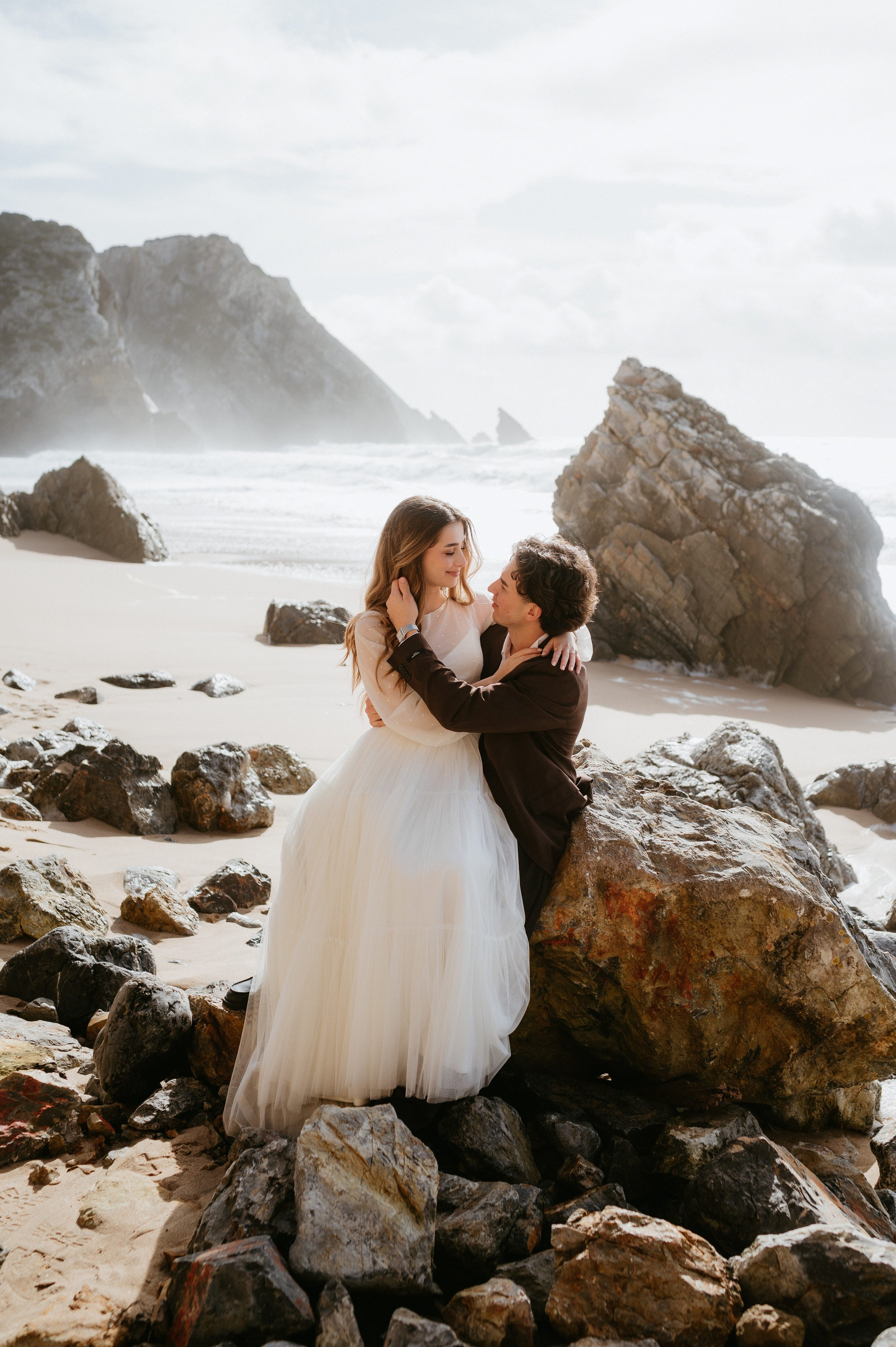 Ședință foto de nuntă pe plaja Adraga – emoție la malul oceanului Atlantic. Valentin Melen — wedding photographer