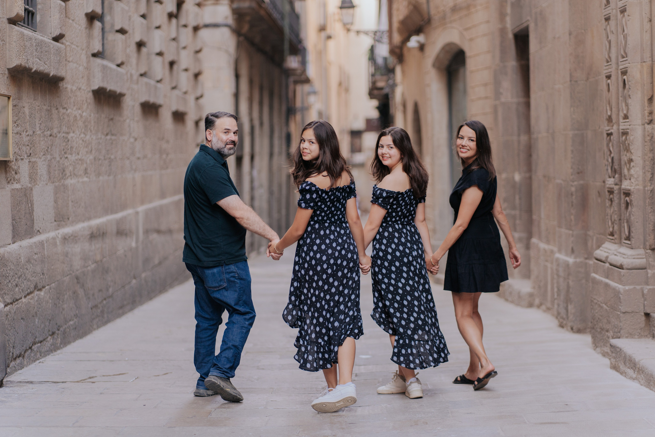 The Ultimate Barcelona Photoshoot Guide — Photographers Recommendations. DiaFoto — Wow Photographer in Barcelona | Premium Barcelona Photoshoot Experience