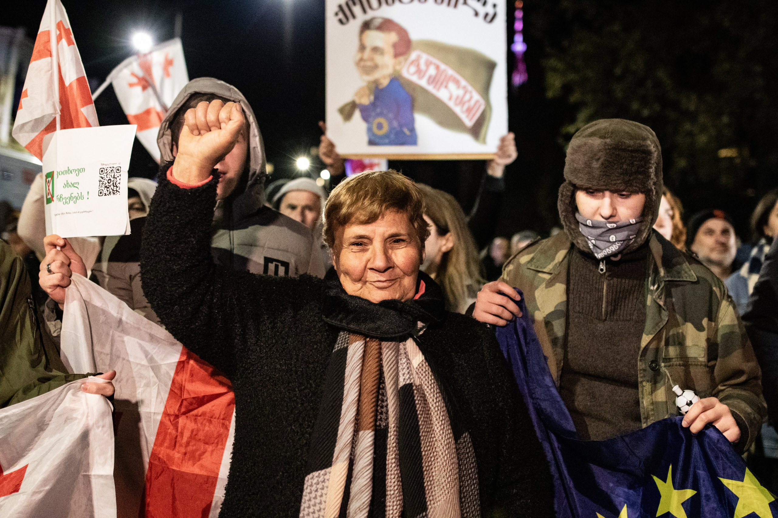 Manifestants de l’opposition au Rêve Géorgien se rassemblent pour protester contre les élections perdues et les rumeurs de fraude électorale qui ont secoué le pays.