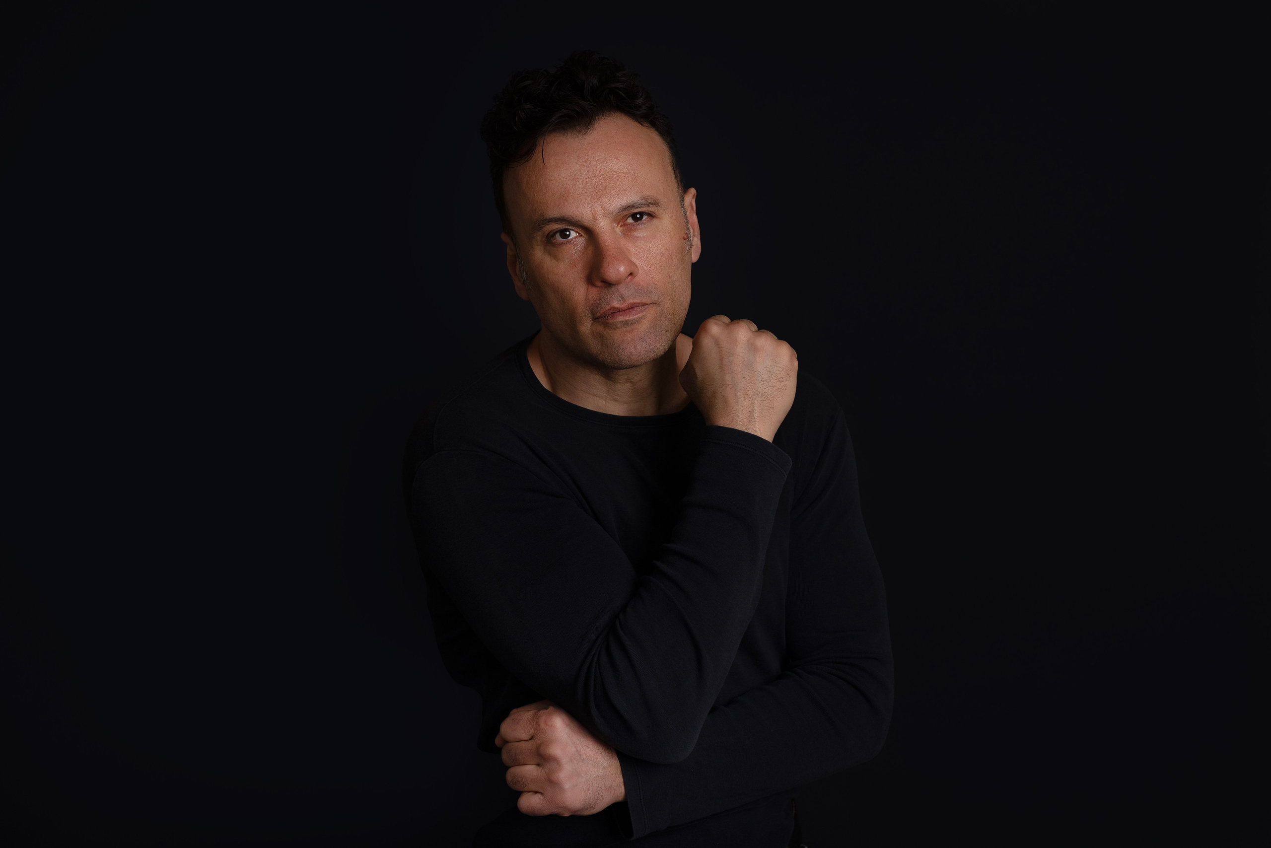 Studio portret van een man. Fotograaf Irina Hoek.