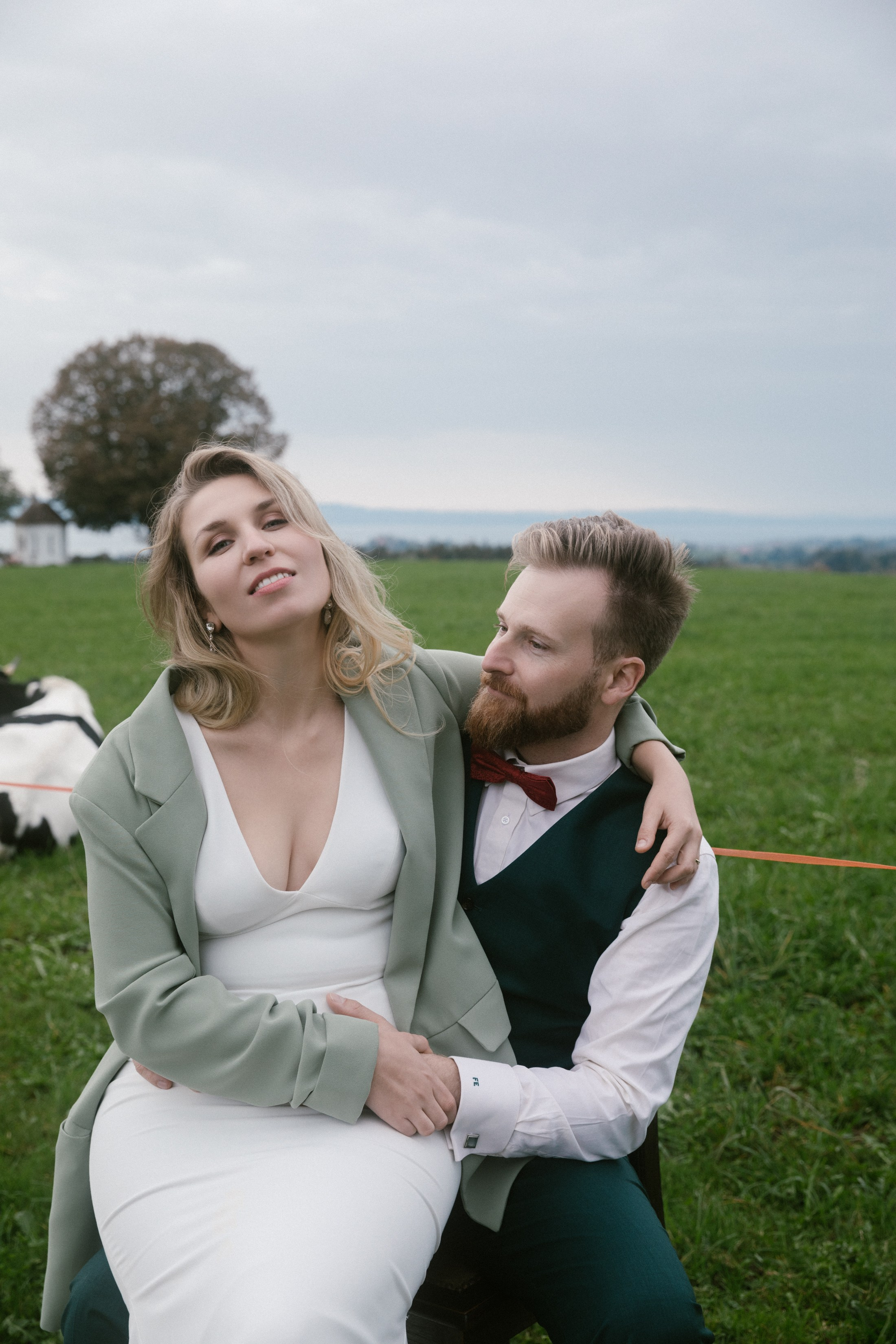 Romantische Hochzeitsfotos mit Kühen und Alpen bei Weißensberger Kapelle