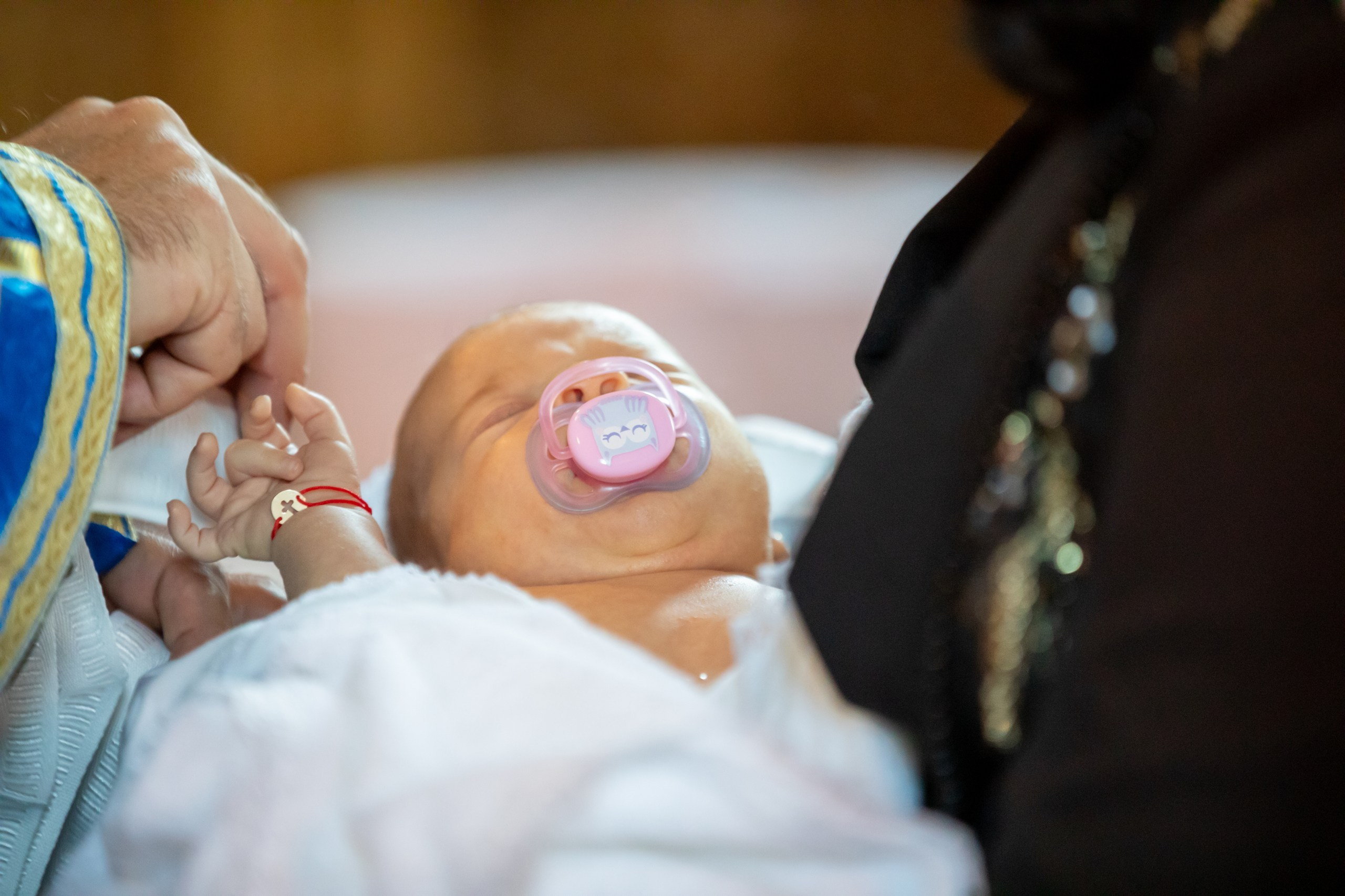 “Bebeluș botezat în biserică, ținut în brațe de nași” • “Detaliu cu lumânarea de botez decorată cu flori albe” • “Părinți emoționați alături de copilul lor la ceremonia de botez” • “Masa festivă de botez cu decor tematic și tort personalizat” • “Momentul în care preotul toarnă apă sfințită pe fruntea bebelușului” “Bebeluș în rochie albă de botez, zâmbind în brațele mamei” • “Detaliu cu cruciulița de botez așezată pe o pernă de satin” • “Părinți și nași aprinzând lumânările în timpul ceremoniei de botez” • “Tort de botez decorat cu figurine tematice și numele copilului” • “Copil botezat dormind liniștit în pătuțul decorat festiv” • “Momentul în care preotul binecuvântează copilul în fața altarului” • “Invitați adunându-se în jurul mesei festive la petrecerea de botez” • “Bebeluș ținând în mână o jucărie personalizată primită la botez” • “Familie fericită pozând împreună după ceremonia de botez” • “Decor tematic cu baloane și flori la locația petrecerii de botez” fotograf Botoșani fotograf evenimente fotograf botez Alin Chirila fotograf alinofotostudio,- Preotul ținându-l pe micuțul Mathias Gabriel la botez, în biserica Înălțarea Domnului, Copălău - Detalii de la botezul lui Mathias – lumânare, trusou și icoană - Familia lui Mathias Gabriel alături de micuț, în ziua botezului - Portret emoționant cu mama și bebelușul în brațe, în biserică,fotograf profesionist evenimente Botoșani, Iași, Suceava, Fălticeni, Bacău, Pașcani, Roman - AlinoFotoStudio by Alin Chirilă - servicii foto nuntă, botez, cununie, ședințe foto creative, albume personalizate, fotografii emoționante și calitative pentru cele mai importante momente din viață,fotograf nuntă Botoșani Alin Chirilă, ședință foto botez Iași - AlinoFotoStudio, servicii fotograf profesionist evenimente Suceava, fotograf cununie civilă Fălticeni - Alin Chirilă, album foto nuntă personalizat Bacău.“Bebeluș botezat în biserică, ținut în brațe de nași” • “Detaliu cu lumânarea de botez decorată cu flori albe” • “Părinți emoționați alături de copilul lor la ceremonia de botez” • “Masa festivă de botez cu decor tematic și tort personalizat” • “Momentul în care preotul toarnă apă sfințită pe fruntea bebelușului” “Bebeluș în rochie albă de botez, zâmbind în brațele mamei” • “Detaliu cu cruciulița de botez așezată pe o pernă de satin” • “Părinți și nași aprinzând lumânările în timpul ceremoniei de botez” • “Tort de botez decorat cu figurine tematice și numele copilului” • “Copil botezat dormind liniștit în pătuțul decorat festiv” • “Momentul în care preotul binecuvântează copilul în fața altarului” • “Invitați adunându-se în jurul mesei festive la petrecerea de botez” • “Bebeluș ținând în mână o jucărie personalizată primită la botez” • “Familie fericită pozând împreună după ceremonia de botez” • “Decor tematic cu baloane și flori la locația petrecerii de botez” fotograf Botoșani fotograf evenimente fotograf botez Alin Chirila fotograf alinofotostudio.fotograf botez Amelis Maria, fotografie botez Botoșani, fotograf Alin Chirilă, amintiri botez, fotografii botez, botez Amelis Maria, fotograf copii, fotografie botez în Botoșani,