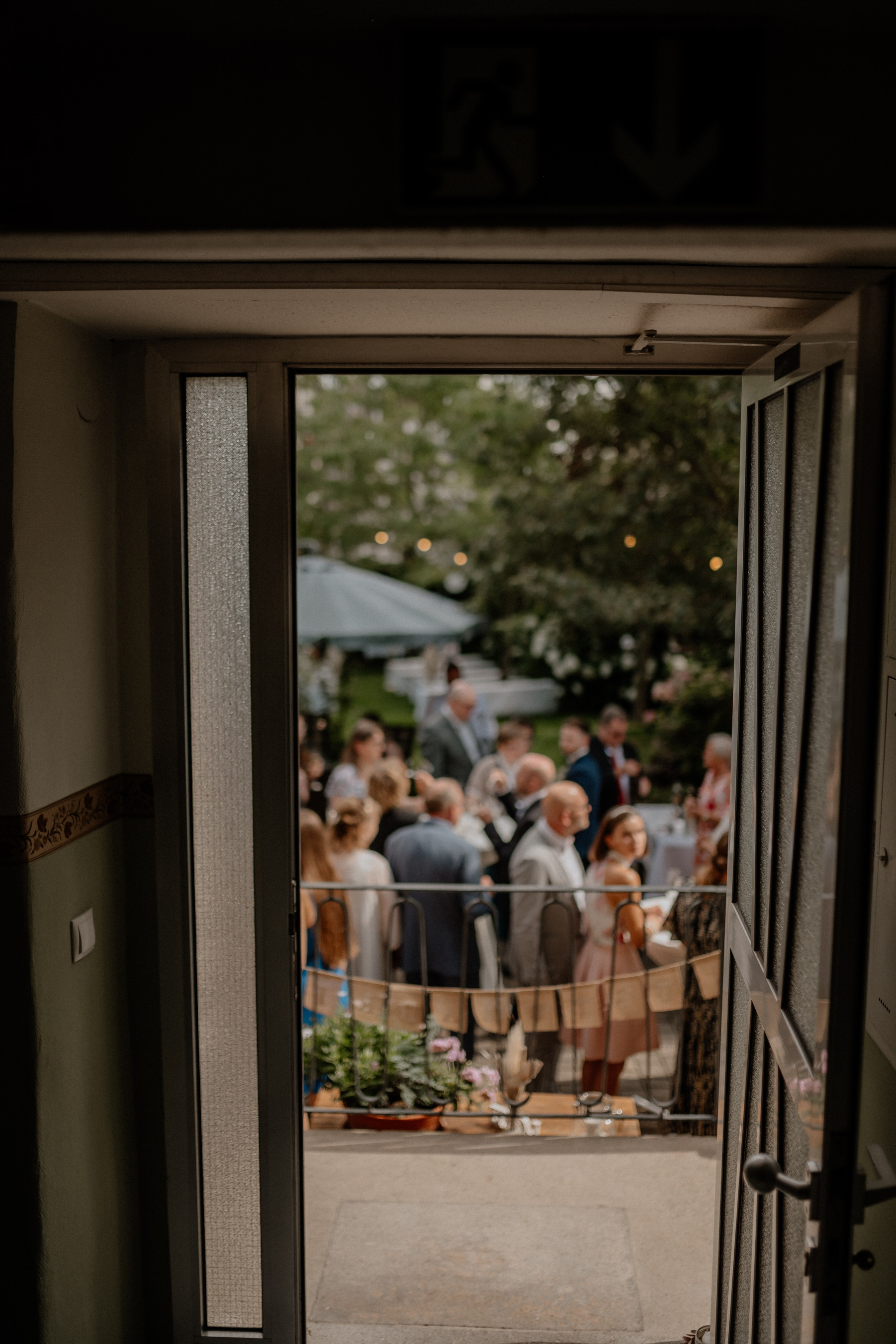Hochzeitsgäste feiern mit dem Brautpaar – fröhliche Atmosphäre während der Feier