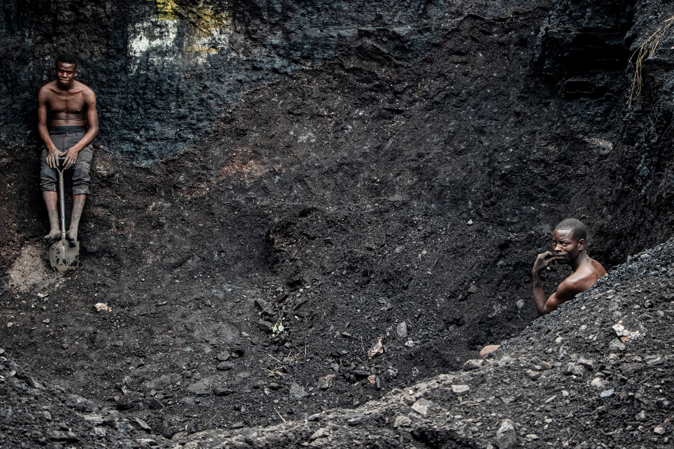 La poussière de charbon, omniprésente, provoque des maladies pulmonaires chroniques (comme la pneumoconiose). Beaucoup travaillent pour des revendeurs informels, dans une économie souterraine où les prix sont tirés vers le bas, et où aucun droit du travail ne s’applique.