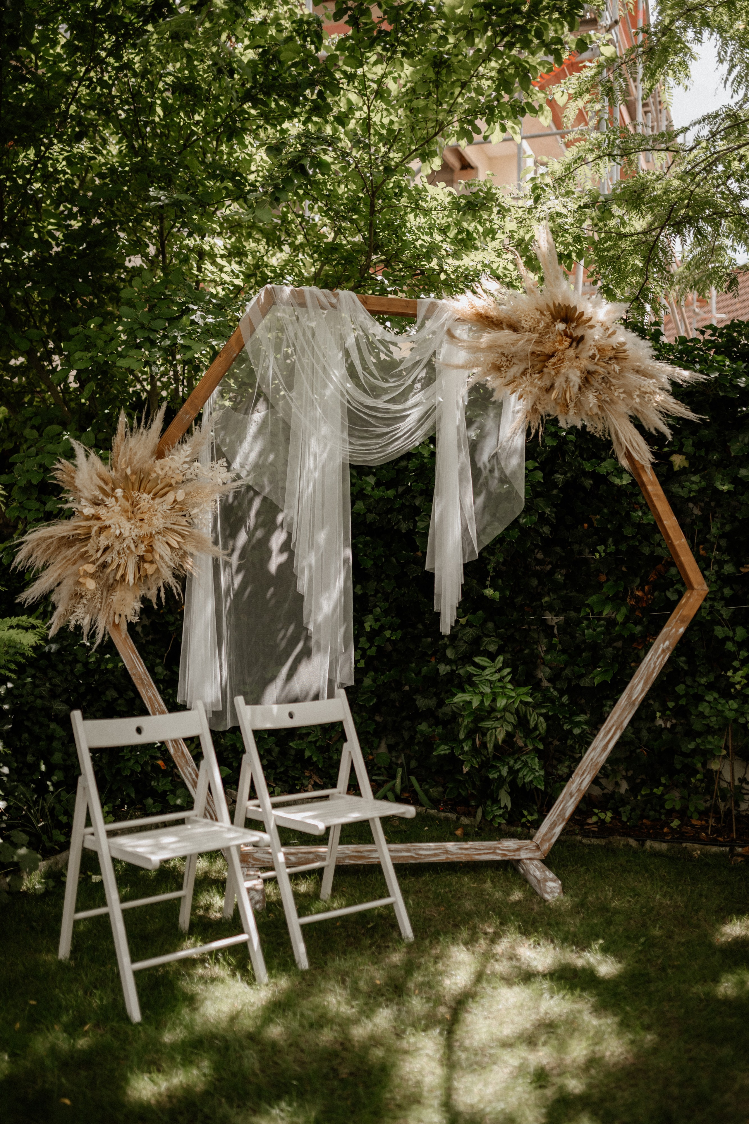 Hochzeitstafel im Garten von Landhaus Odaia – Liebevoll dekorierte Festtafel mit Boho-Elementen