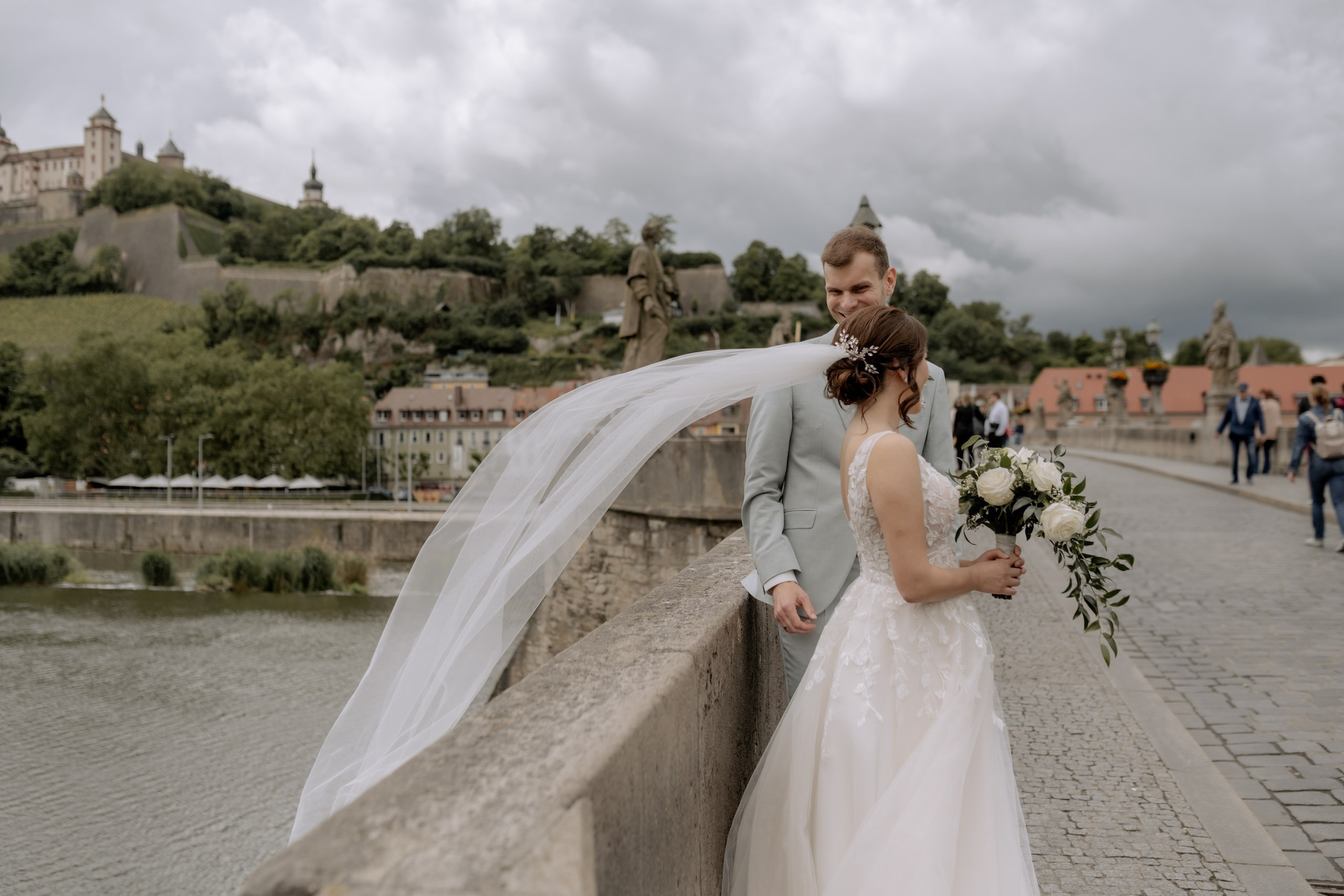 Chom & Kevin | Romantische Hochzeitsbilder in Würzburg – Hochzeitsfotografin Anna Saribekyan. Anna Saribekyan – Beste Hochzeitsfotografin in Würzburg, Top 10 in Deutschland
