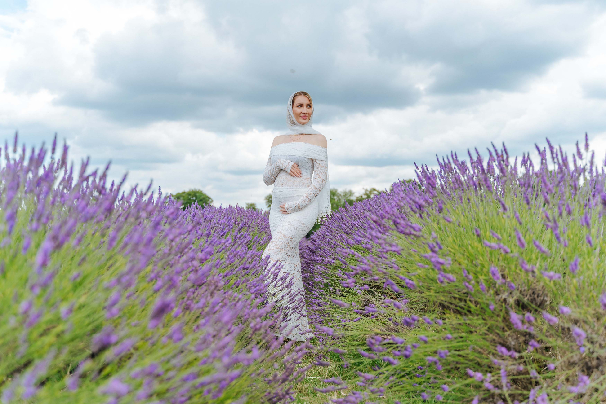 pregnant photo shoot in lavender field, pregnant photo shoot in london, pregnant photo shoot in lavender farmhouse