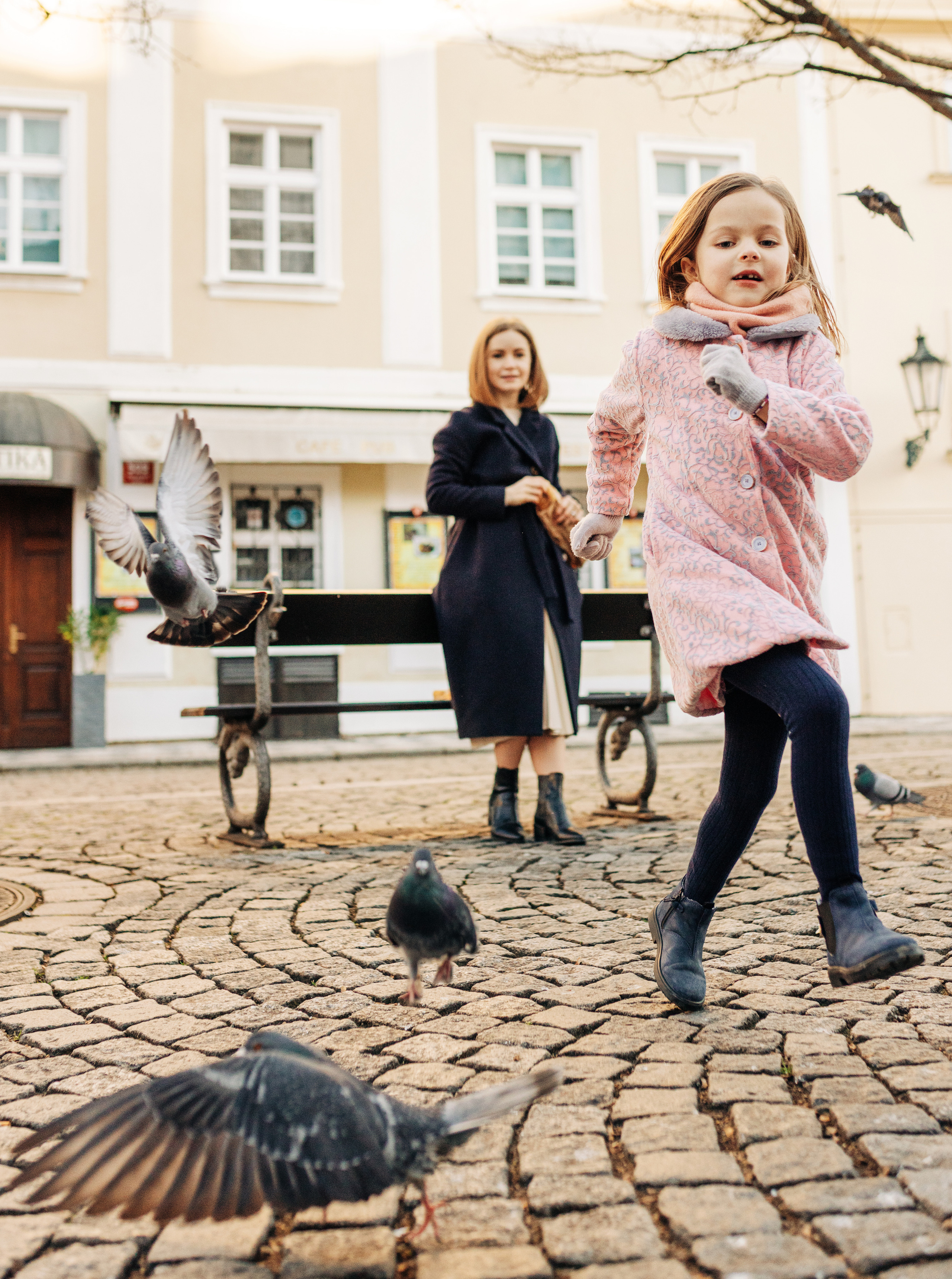 Фотосессия мамы и дочки на улочках города. Прага