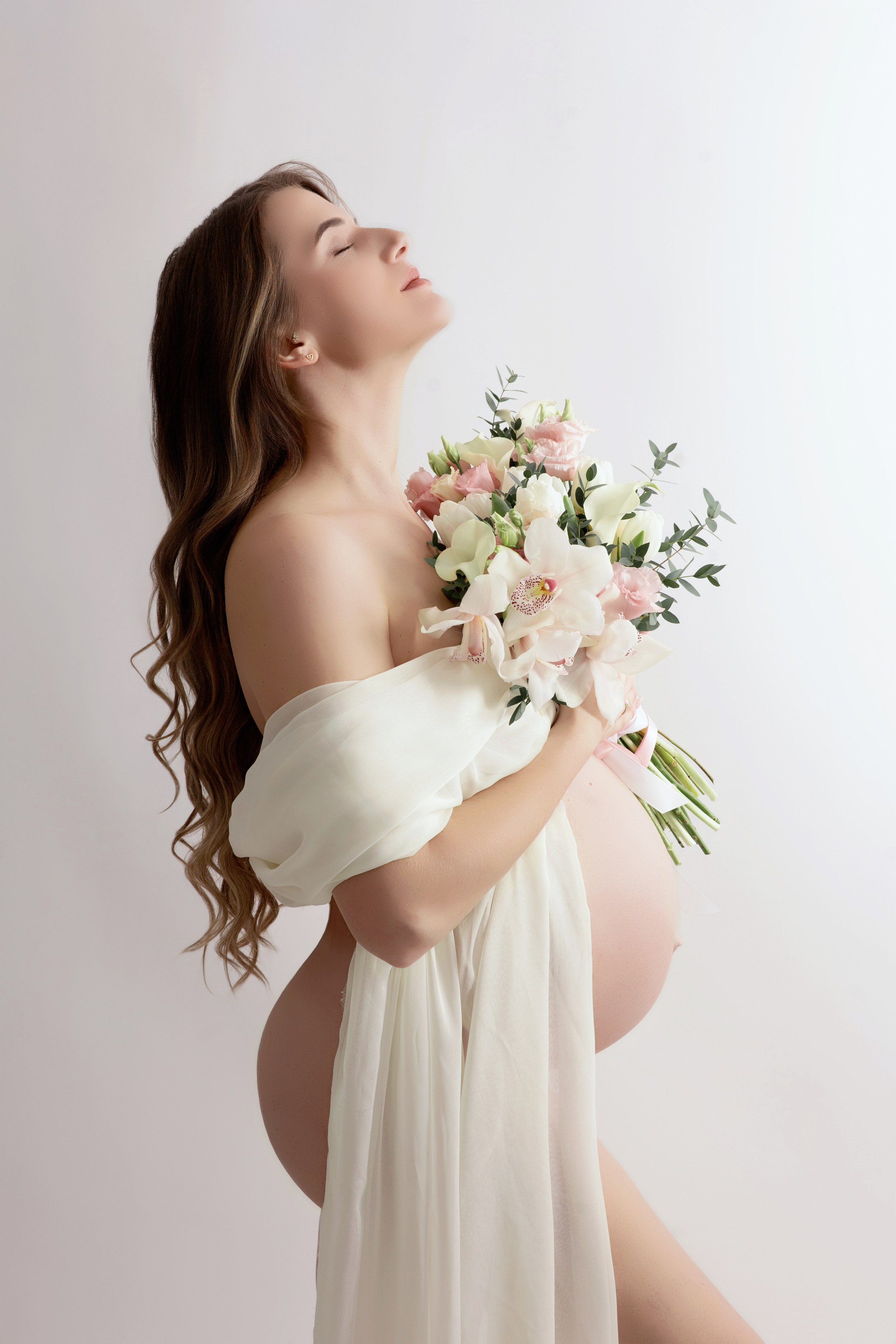 Schwangerschaftsfoto mit Blumenarrangement auf dem Babybauch – kreative Fotografie in Hagen.
