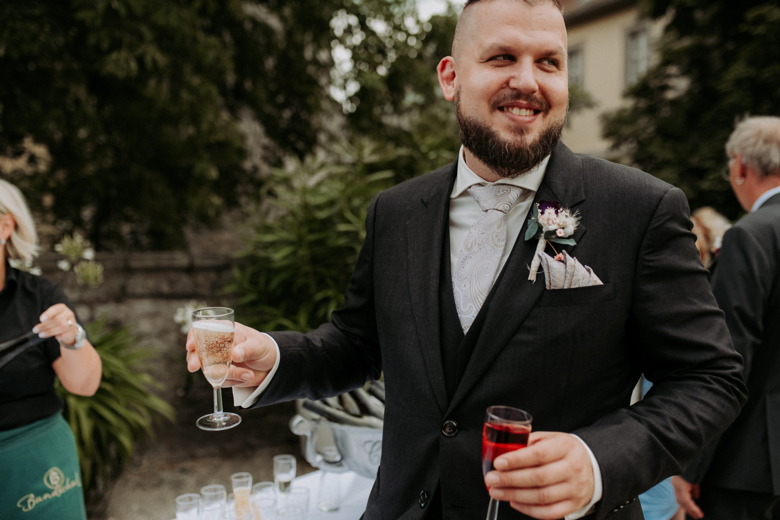 sektempfang nach der Trauung – Glückliche Gäste gratulieren dem frisch vermählten Brautpaar