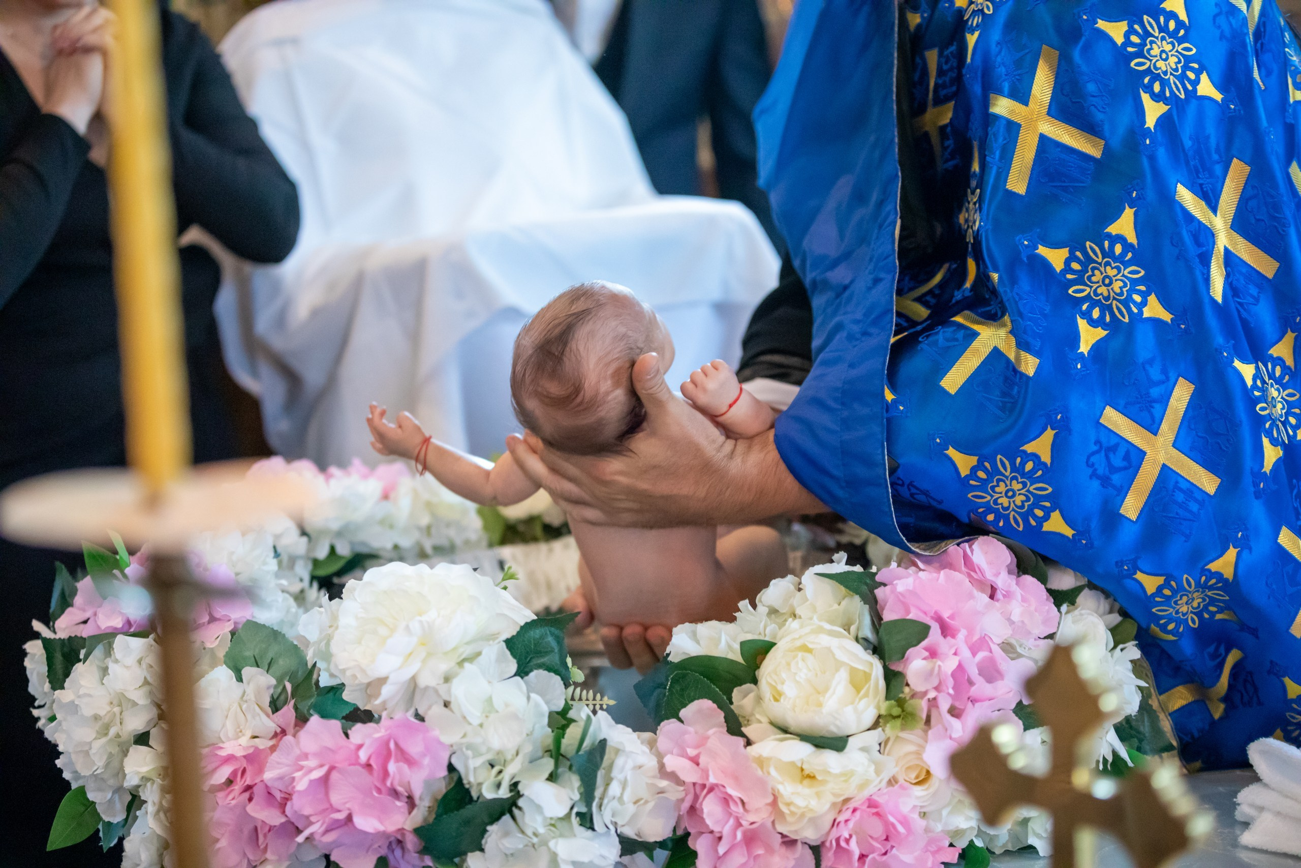 “Bebeluș botezat în biserică, ținut în brațe de nași” • “Detaliu cu lumânarea de botez decorată cu flori albe” • “Părinți emoționați alături de copilul lor la ceremonia de botez” • “Masa festivă de botez cu decor tematic și tort personalizat” • “Momentul în care preotul toarnă apă sfințită pe fruntea bebelușului” “Bebeluș în rochie albă de botez, zâmbind în brațele mamei” • “Detaliu cu cruciulița de botez așezată pe o pernă de satin” • “Părinți și nași aprinzând lumânările în timpul ceremoniei de botez” • “Tort de botez decorat cu figurine tematice și numele copilului” • “Copil botezat dormind liniștit în pătuțul decorat festiv” • “Momentul în care preotul binecuvântează copilul în fața altarului” • “Invitați adunându-se în jurul mesei festive la petrecerea de botez” • “Bebeluș ținând în mână o jucărie personalizată primită la botez” • “Familie fericită pozând împreună după ceremonia de botez” • “Decor tematic cu baloane și flori la locația petrecerii de botez” fotograf Botoșani fotograf evenimente fotograf botez Alin Chirila fotograf alinofotostudio,- Preotul ținându-l pe micuțul Mathias Gabriel la botez, în biserica Înălțarea Domnului, Copălău - Detalii de la botezul lui Mathias – lumânare, trusou și icoană - Familia lui Mathias Gabriel alături de micuț, în ziua botezului - Portret emoționant cu mama și bebelușul în brațe, în biserică,fotograf profesionist evenimente Botoșani, Iași, Suceava, Fălticeni, Bacău, Pașcani, Roman - AlinoFotoStudio by Alin Chirilă - servicii foto nuntă, botez, cununie, ședințe foto creative, albume personalizate, fotografii emoționante și calitative pentru cele mai importante momente din viață,fotograf nuntă Botoșani Alin Chirilă, ședință foto botez Iași - AlinoFotoStudio, servicii fotograf profesionist evenimente Suceava, fotograf cununie civilă Fălticeni - Alin Chirilă, album foto nuntă personalizat Bacău.“Bebeluș botezat în biserică, ținut în brațe de nași” • “Detaliu cu lumânarea de botez decorată cu flori albe” • “Părinți emoționați alături de copilul lor la ceremonia de botez” • “Masa festivă de botez cu decor tematic și tort personalizat” • “Momentul în care preotul toarnă apă sfințită pe fruntea bebelușului” “Bebeluș în rochie albă de botez, zâmbind în brațele mamei” • “Detaliu cu cruciulița de botez așezată pe o pernă de satin” • “Părinți și nași aprinzând lumânările în timpul ceremoniei de botez” • “Tort de botez decorat cu figurine tematice și numele copilului” • “Copil botezat dormind liniștit în pătuțul decorat festiv” • “Momentul în care preotul binecuvântează copilul în fața altarului” • “Invitați adunându-se în jurul mesei festive la petrecerea de botez” • “Bebeluș ținând în mână o jucărie personalizată primită la botez” • “Familie fericită pozând împreună după ceremonia de botez” • “Decor tematic cu baloane și flori la locația petrecerii de botez” fotograf Botoșani fotograf evenimente fotograf botez Alin Chirila fotograf alinofotostudio.fotograf botez Amelis Maria, fotografie botez Botoșani, fotograf Alin Chirilă, amintiri botez, fotografii botez, botez Amelis Maria, fotograf copii, fotografie botez în Botoșani,