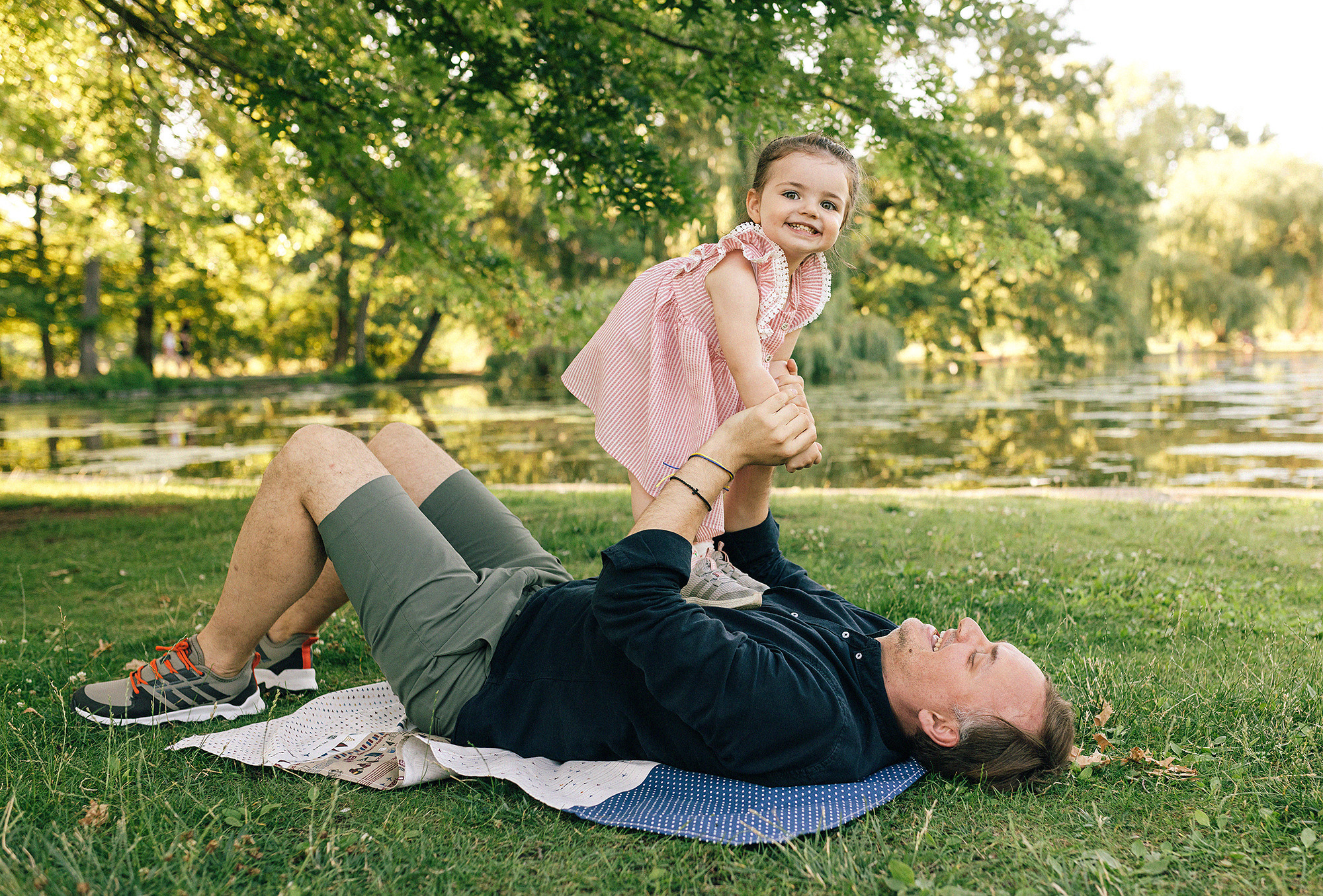 Семья в летнем парке. Прага. Семейный и свадебный фотограф в Праге Наталья Федори