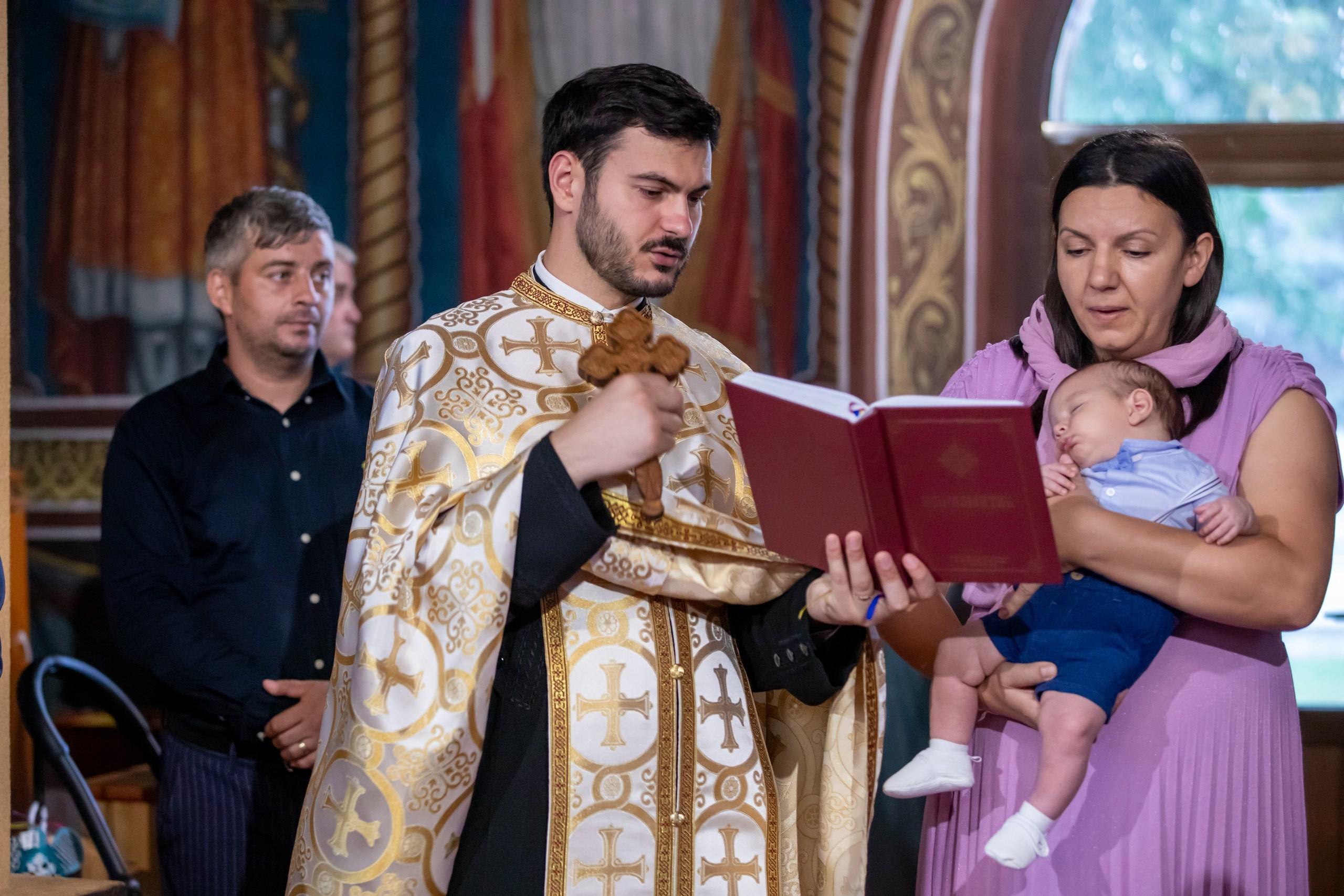 fotograf botez , fotografie botez Botoșani, fotograf Alin Chirilă, amintiri botez, fotografii botez, botez Miruna Parascheva, fotograf copii, fotografie botez în Botoșani-alt="botez , fotografie botez Alin Chirilă, amintiri botez, fotografii emoționante botez Botoșani"-- fotografii-botez-bebelus- amintiri-botez-micuț- moment-sfânt-crestinare- fotografie-emotionanta-botez- detalii-botez-bebelusi- parinti-fericiti-la-botez- fotograf-botez-profesionist- botez-in-biserica-ortodoxa- micuț-botezat-cu-emoție- zâmbete-și-lacrimi-la-botez- bebeluș-la-cristelniță- decor-botez-colorat- botez-cu-dragoste-și-credință- emotie-pura-la-botez- fotograf-botez-botosani- botez-iasi-suceava-fotograf- amintiri-nepretuite-botez-- Preotul ținându-l pe micuțul Mathias Gabriel la botez, în biserica Înălțarea Domnului, Copălău - Detalii de la botezul lui Mathias – lumânare, trusou și icoană - Familia lui Mathias Gabriel alături de micuț, în ziua botezului - Portret emoționant cu mama și bebelușul în brațe, în biserică,fotograf profesionist evenimente Botoșani, Iași, Suceava, Fălticeni, Bacău, Pașcani, Roman - AlinoFotoStudio by Alin Chirilă - servicii foto nuntă, botez, cununie, ședințe foto creative, albume personalizate, fotografii emoționante și calitative pentru cele mai importante momente din viață,fotograf nuntă Botoșani Alin Chirilă, ședință foto botez Iași - AlinoFotoStudio, servicii fotograf profesionist evenimente Suceava, fotograf cununie civilă Fălticeni - Alin Chirilă, album foto nuntă personalizat Bacău.“Bebeluș botezat în biserică, ținut în brațe de nași” • “Detaliu cu lumânarea de botez decorată cu flori albe” • “Părinți emoționați alături de copilul lor la ceremonia de botez” • “Masa festivă de botez cu decor tematic și tort personalizat” • “Momentul în care preotul toarnă apă sfințită pe fruntea bebelușului” “Bebeluș în rochie albă de botez, zâmbind în brațele mamei” • “Detaliu cu cruciulița de botez așezată pe o pernă de satin” • “Părinți și nași aprinzând lumânările în timpul ceremoniei de botez” • “Tort de botez decorat cu figurine tematice și numele copilului” • “Copil botezat dormind liniștit în pătuțul decorat festiv” • “Momentul în care preotul binecuvântează copilul în fața altarului” • “Invitați adunându-se în jurul mesei festive la petrecerea de botez” • “Bebeluș ținând în mână o jucărie personalizată primită la botez” • “Familie fericită pozând împreună după ceremonia de botez” • “Decor tematic cu baloane și flori la locația petrecerii de botez” fotograf Botoșani fotograf evenimente fotograf botez Alin Chirila fotograf alinofotostudio.fotograf botez Amelis Maria, fotografie botez Botoșani, fotograf Alin Chirilă, amintiri botez, fotografii botez, botez Amelis Maria, fotograf copii, fotografie botez în Botoșani,