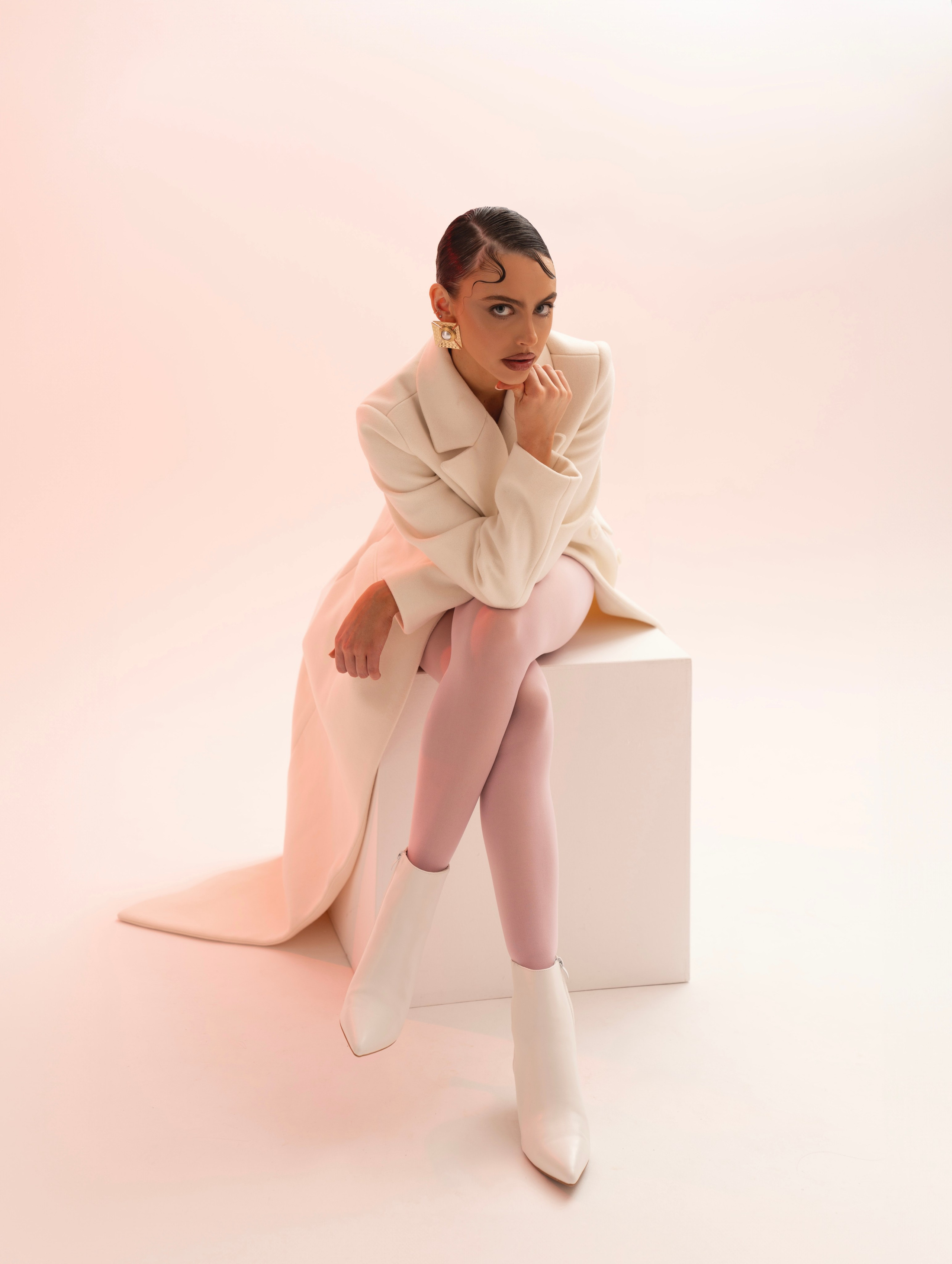 Professioneller Studiofotograf in München – Fotos, Content Creation, Shooting für jeden Anlass. Fotostudio Aesthetic Space in München. Fotostudio mieten ab 1 Stunde