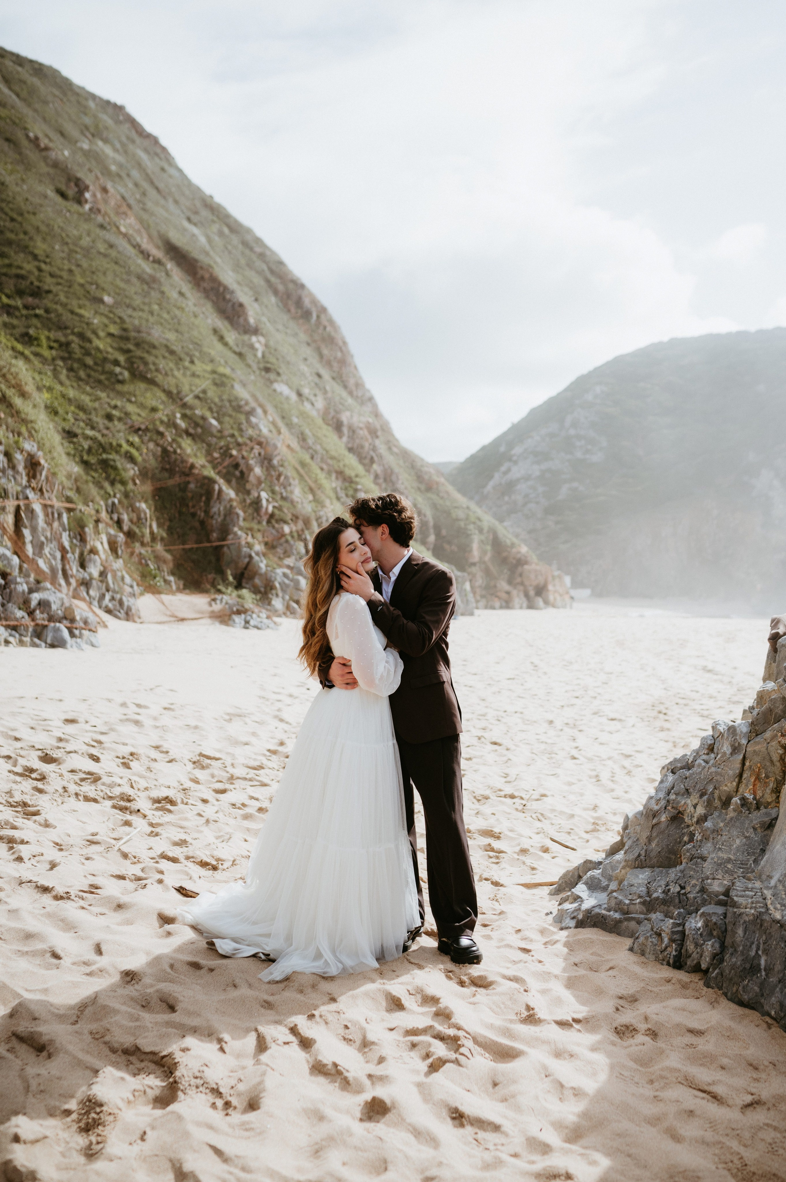 Ședință foto de nuntă pe plaja Adraga – emoție la malul oceanului Atlantic. Valentin Melen — wedding photographer