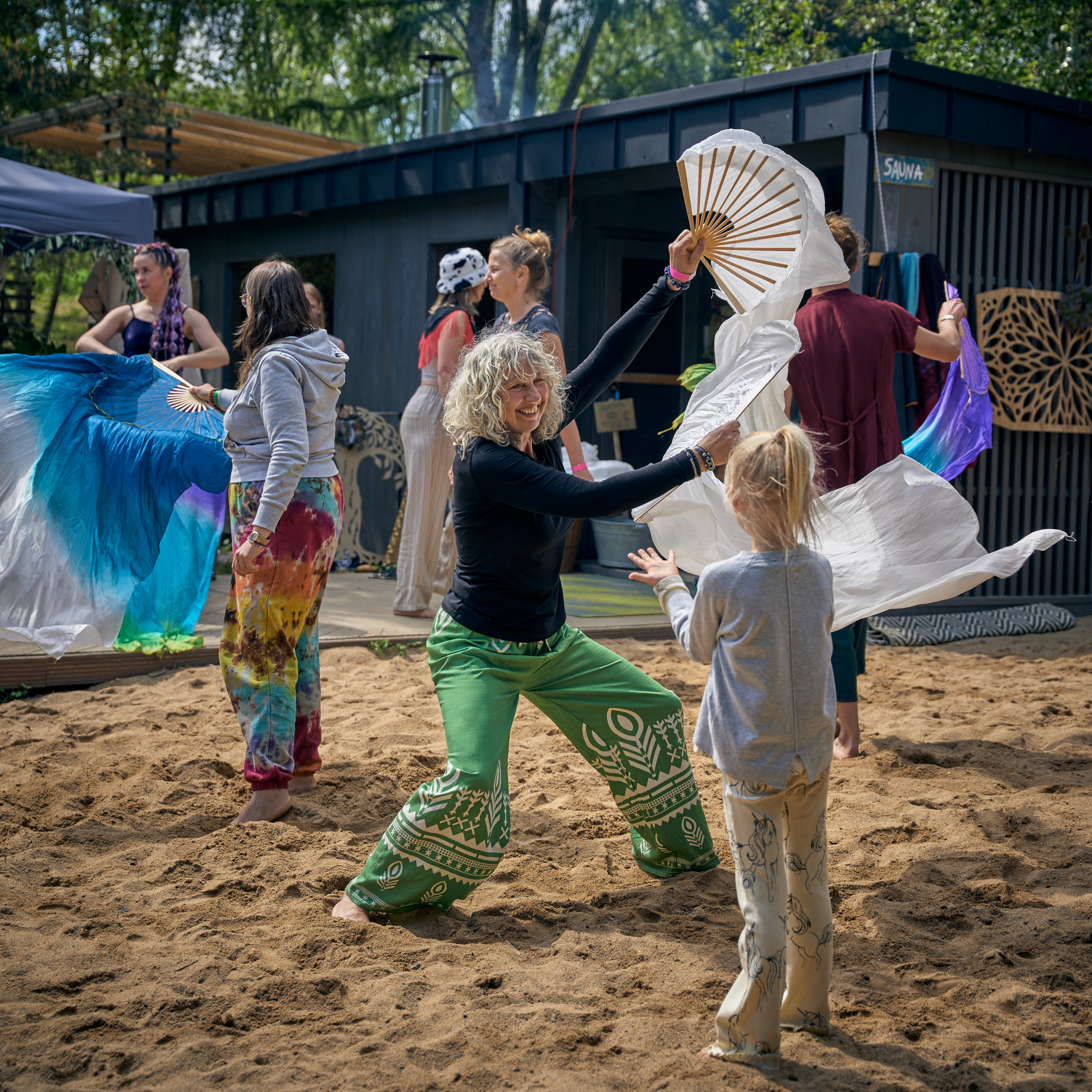„Wachlarze na Plaży” - warsztat Nadii Szypiłow na Mikrofestiwalu „2uRodziny Turkusowej Wyspy”. Andriej Szypilow — Photography & Videography