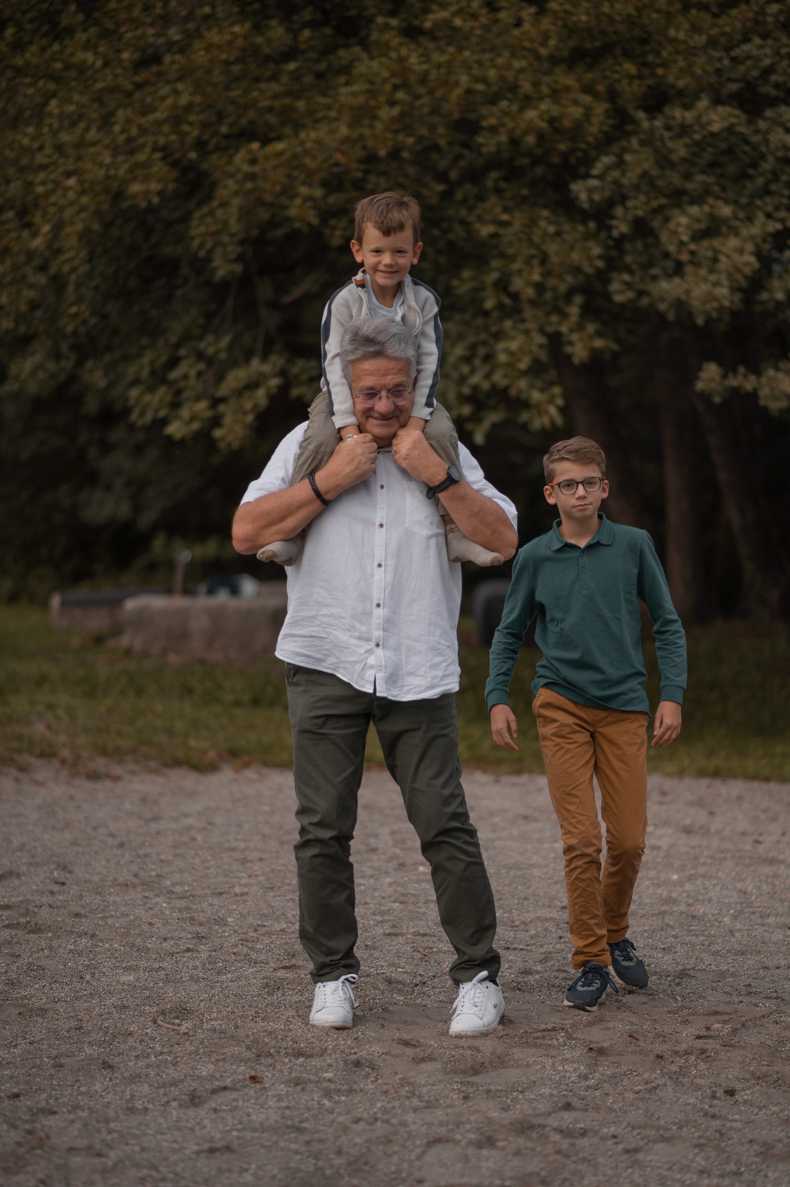 Entre grands-parents et petits-enfants. Ekaterina Brevet - photographe de mariage