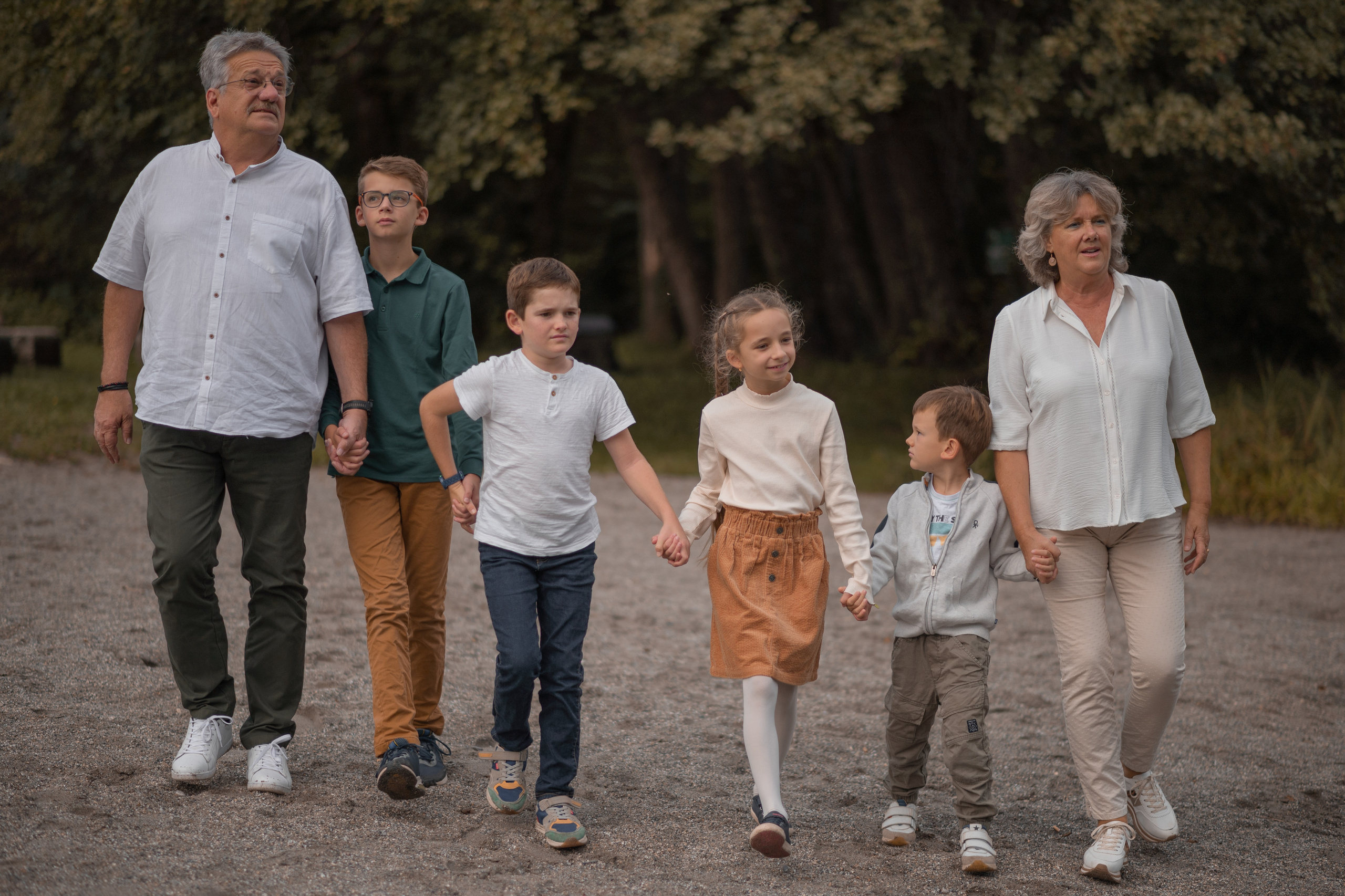 Entre grands-parents et petits-enfants. Ekaterina Brevet - photographe de mariage