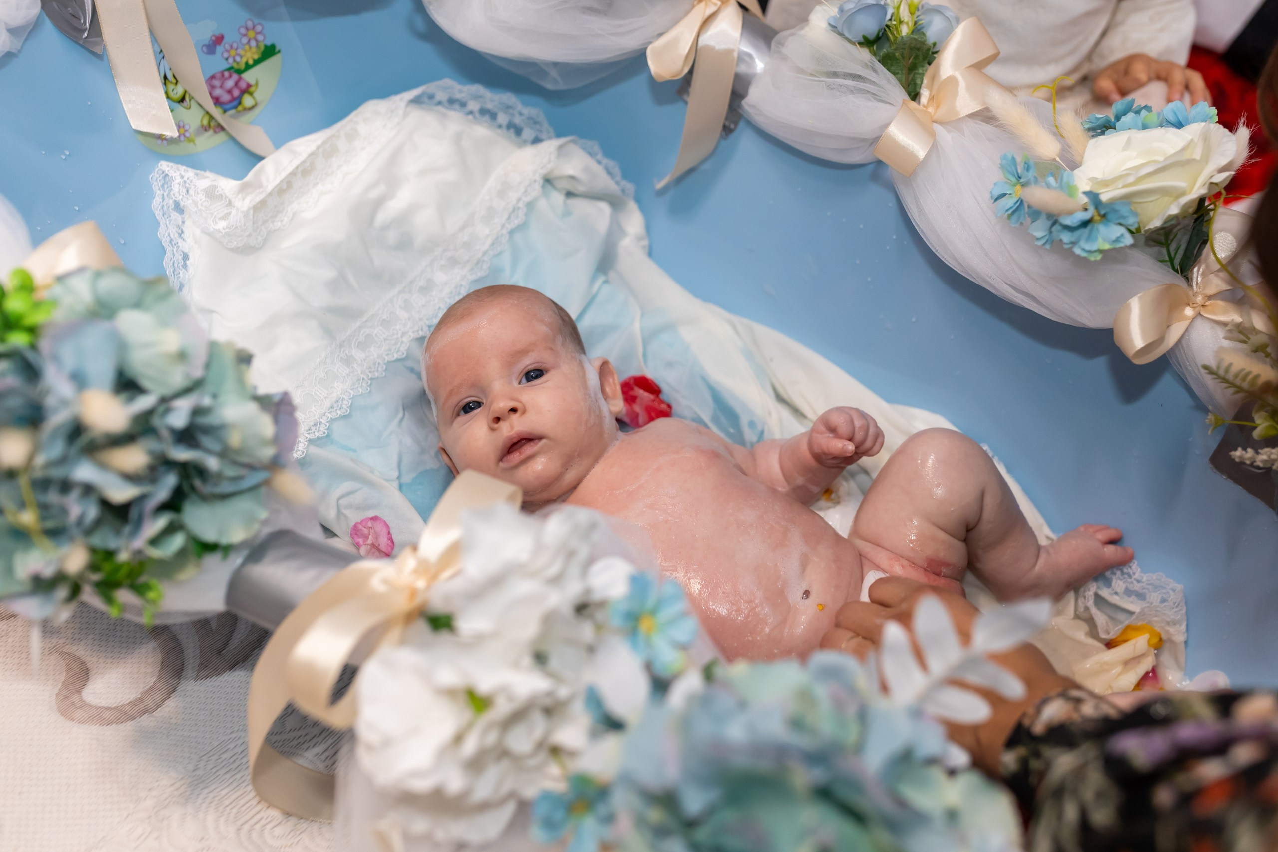 fotograf botez , fotografie botez Botoșani, fotograf Alin Chirilă, amintiri botez, fotografii botez, botez Miruna Parascheva, fotograf copii, fotografie botez în Botoșani-alt="botez , fotografie botez Alin Chirilă, amintiri botez, fotografii emoționante botez Botoșani"-- fotografii-botez-bebelus- amintiri-botez-micuț- moment-sfânt-crestinare- fotografie-emotionanta-botez- detalii-botez-bebelusi- parinti-fericiti-la-botez- fotograf-botez-profesionist- botez-in-biserica-ortodoxa- micuț-botezat-cu-emoție- zâmbete-și-lacrimi-la-botez- bebeluș-la-cristelniță- decor-botez-colorat- botez-cu-dragoste-și-credință- emotie-pura-la-botez- fotograf-botez-botosani- botez-iasi-suceava-fotograf- amintiri-nepretuite-botez-- Preotul ținându-l pe micuțul Mathias Gabriel la botez, în biserica Înălțarea Domnului, Copălău - Detalii de la botezul lui Mathias – lumânare, trusou și icoană - Familia lui Mathias Gabriel alături de micuț, în ziua botezului - Portret emoționant cu mama și bebelușul în brațe, în biserică,fotograf profesionist evenimente Botoșani, Iași, Suceava, Fălticeni, Bacău, Pașcani, Roman - AlinoFotoStudio by Alin Chirilă - servicii foto nuntă, botez, cununie, ședințe foto creative, albume personalizate, fotografii emoționante și calitative pentru cele mai importante momente din viață,fotograf nuntă Botoșani Alin Chirilă, ședință foto botez Iași - AlinoFotoStudio, servicii fotograf profesionist evenimente Suceava, fotograf cununie civilă Fălticeni - Alin Chirilă, album foto nuntă personalizat Bacău.“Bebeluș botezat în biserică, ținut în brațe de nași” • “Detaliu cu lumânarea de botez decorată cu flori albe” • “Părinți emoționați alături de copilul lor la ceremonia de botez” • “Masa festivă de botez cu decor tematic și tort personalizat” • “Momentul în care preotul toarnă apă sfințită pe fruntea bebelușului” “Bebeluș în rochie albă de botez, zâmbind în brațele mamei” • “Detaliu cu cruciulița de botez așezată pe o pernă de satin” • “Părinți și nași aprinzând lumânările în timpul ceremoniei de botez” • “Tort de botez decorat cu figurine tematice și numele copilului” • “Copil botezat dormind liniștit în pătuțul decorat festiv” • “Momentul în care preotul binecuvântează copilul în fața altarului” • “Invitați adunându-se în jurul mesei festive la petrecerea de botez” • “Bebeluș ținând în mână o jucărie personalizată primită la botez” • “Familie fericită pozând împreună după ceremonia de botez” • “Decor tematic cu baloane și flori la locația petrecerii de botez” fotograf Botoșani fotograf evenimente fotograf botez Alin Chirila fotograf alinofotostudio.fotograf botez Amelis Maria, fotografie botez Botoșani, fotograf Alin Chirilă, amintiri botez, fotografii botez, botez Amelis Maria, fotograf copii, fotografie botez în Botoșani,