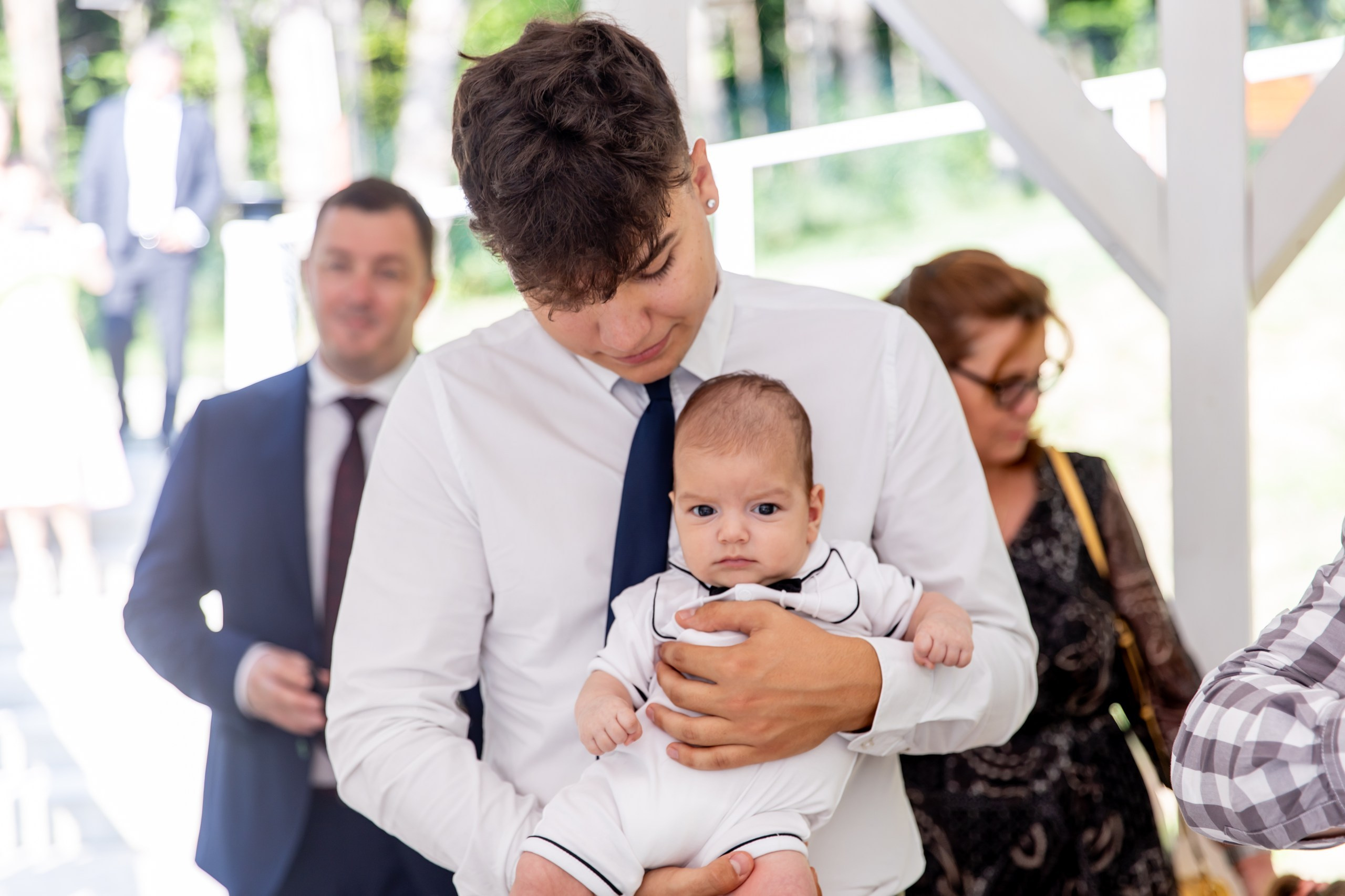 fotograf botez , fotografie botez Botoșani, fotograf Alin Chirilă, amintiri botez, fotografii botez, botez Miruna Parascheva, fotograf copii, fotografie botez în Botoșani-alt="botez , fotografie botez Alin Chirilă, amintiri botez, fotografii emoționante botez Botoșani"-- fotografii-botez-bebelus- amintiri-botez-micuț- moment-sfânt-crestinare- fotografie-emotionanta-botez- detalii-botez-bebelusi- parinti-fericiti-la-botez- fotograf-botez-profesionist- botez-in-biserica-ortodoxa- micuț-botezat-cu-emoție- zâmbete-și-lacrimi-la-botez- bebeluș-la-cristelniță- decor-botez-colorat- botez-cu-dragoste-și-credință- emotie-pura-la-botez- fotograf-botez-botosani- botez-iasi-suceava-fotograf- amintiri-nepretuite-botez-- Preotul ținându-l pe micuțul Mathias Gabriel la botez, în biserica Înălțarea Domnului, Copălău - Detalii de la botezul lui Mathias – lumânare, trusou și icoană - Familia lui Mathias Gabriel alături de micuț, în ziua botezului - Portret emoționant cu mama și bebelușul în brațe, în biserică,fotograf profesionist evenimente Botoșani, Iași, Suceava, Fălticeni, Bacău, Pașcani, Roman - AlinoFotoStudio by Alin Chirilă - servicii foto nuntă, botez, cununie, ședințe foto creative, albume personalizate, fotografii emoționante și calitative pentru cele mai importante momente din viață,fotograf nuntă Botoșani Alin Chirilă, ședință foto botez Iași - AlinoFotoStudio, servicii fotograf profesionist evenimente Suceava, fotograf cununie civilă Fălticeni - Alin Chirilă, album foto nuntă personalizat Bacău.“Bebeluș botezat în biserică, ținut în brațe de nași” • “Detaliu cu lumânarea de botez decorată cu flori albe” • “Părinți emoționați alături de copilul lor la ceremonia de botez” • “Masa festivă de botez cu decor tematic și tort personalizat” • “Momentul în care preotul toarnă apă sfințită pe fruntea bebelușului” “Bebeluș în rochie albă de botez, zâmbind în brațele mamei” • “Detaliu cu cruciulița de botez așezată pe o pernă de satin” • “Părinți și nași aprinzând lumânările în timpul ceremoniei de botez” • “Tort de botez decorat cu figurine tematice și numele copilului” • “Copil botezat dormind liniștit în pătuțul decorat festiv” • “Momentul în care preotul binecuvântează copilul în fața altarului” • “Invitați adunându-se în jurul mesei festive la petrecerea de botez” • “Bebeluș ținând în mână o jucărie personalizată primită la botez” • “Familie fericită pozând împreună după ceremonia de botez” • “Decor tematic cu baloane și flori la locația petrecerii de botez” fotograf Botoșani fotograf evenimente fotograf botez Alin Chirila fotograf alinofotostudio.fotograf botez Amelis Maria, fotografie botez Botoșani, fotograf Alin Chirilă, amintiri botez, fotografii botez, botez Amelis Maria, fotograf copii, fotografie botez în Botoșani,