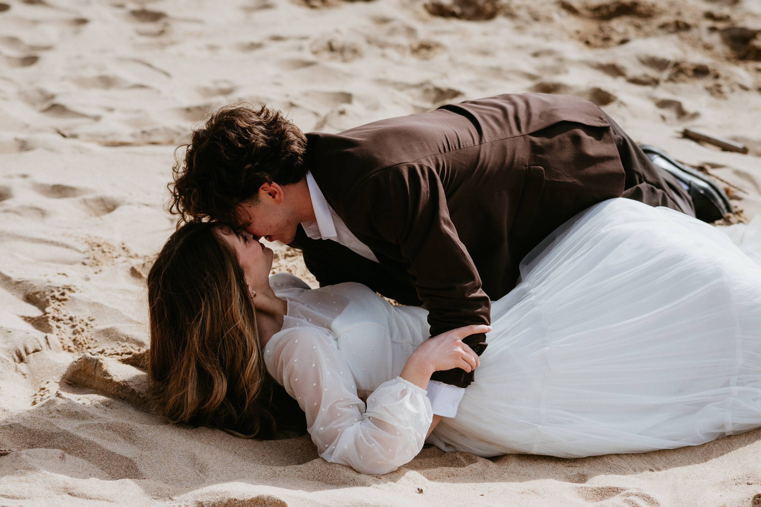 Ședință foto de nuntă pe plaja Adraga – emoție la malul oceanului Atlantic. Valentin Melen — wedding photographer