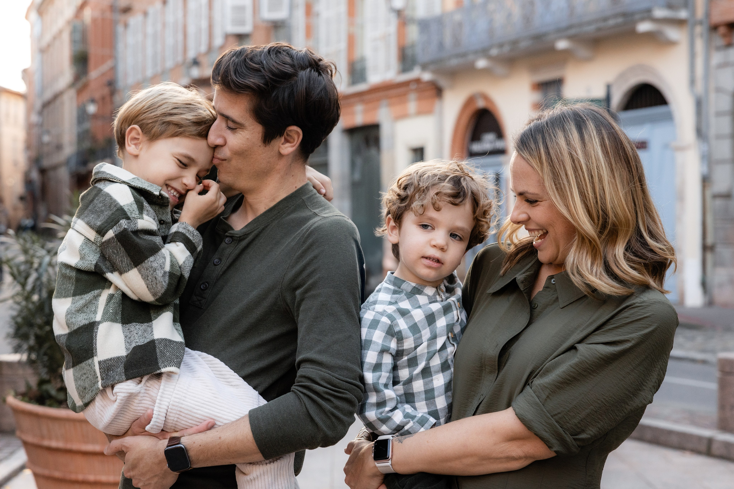 Семейная фотосъемка в стиле лайфстайл в Тулузе: душевная фотосессия для семьи экспатов. Евгения Смирнова — фотограф в Тулузе и юго-западной Франции