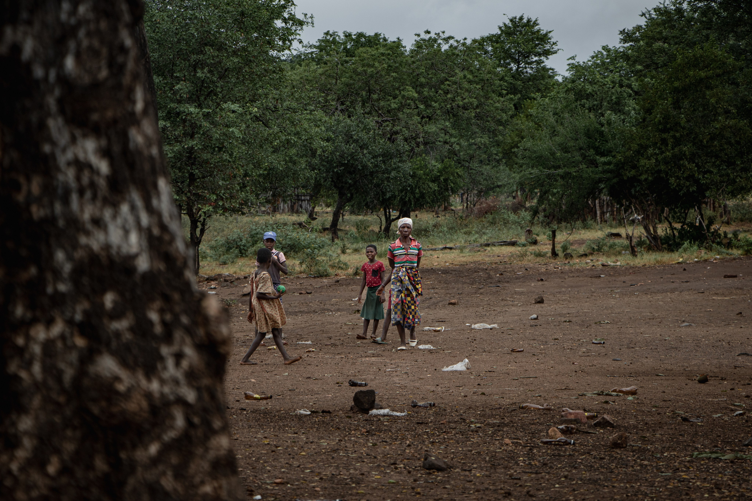 Dans le barrio 4 de Chirodzi, comme dans d’autres communautés de la région, la construction du barrage de Mphanda Nkuwa menace directement les terres agricoles, les habitations et le mode de vie de près de 1 600 familles. Première ligne face aux potentielles inondations causées par la retenue d’eau, ces populations risquent de tout perdre, sans garantie de relogement adapté ni de compensation juste. Dans cette province majoritairement rurale, où de nombreux enfants en bas âge grandissent au rythme du fleuve, l’avenir de toute une génération se trouve suspendu aux décisions d’un projet imposé d’en haut.