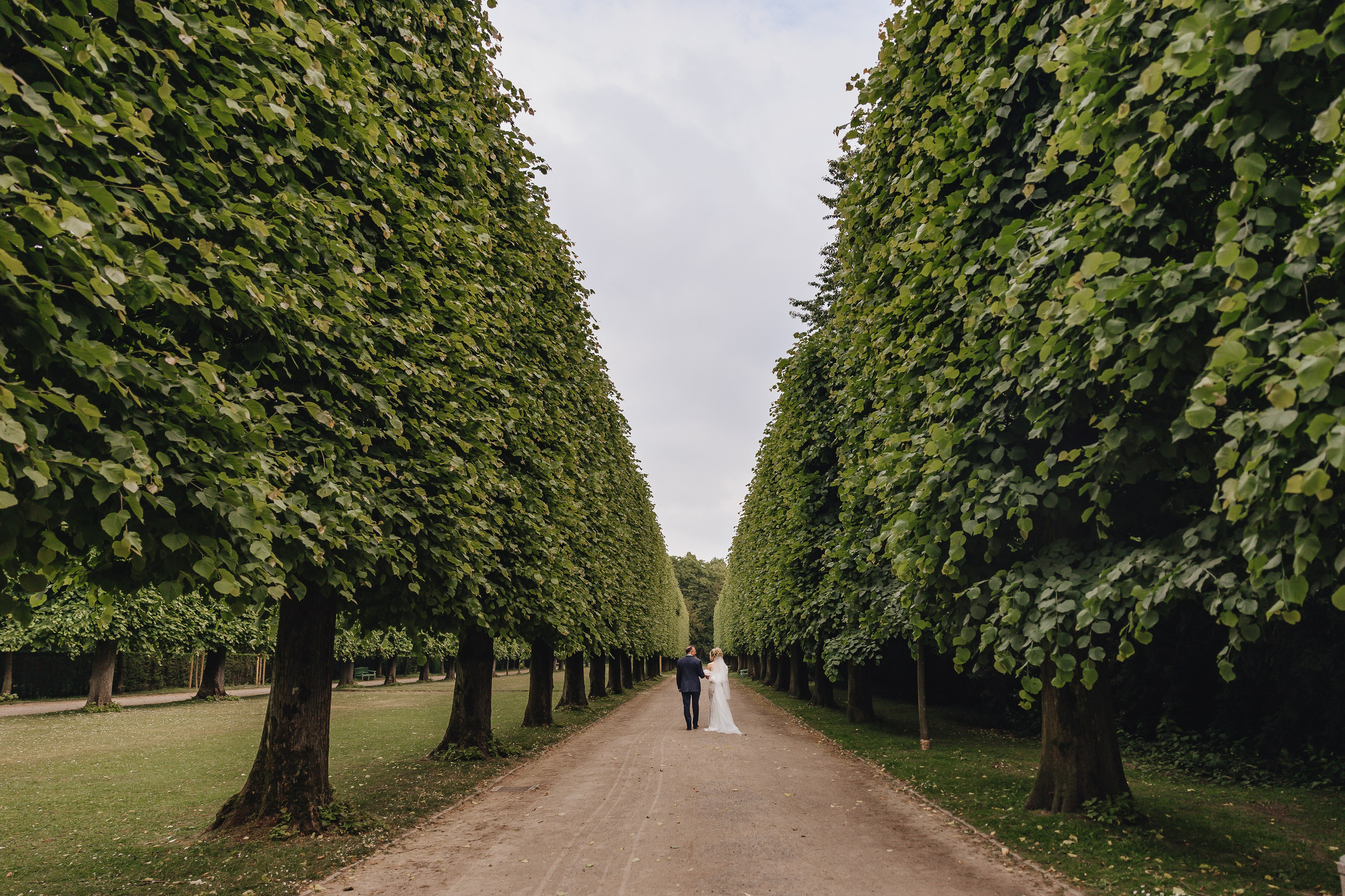Schloss Benrath (Düsseldorf) – Exklusive Hochzeitsfotografie in einer Location direkt am Wasser