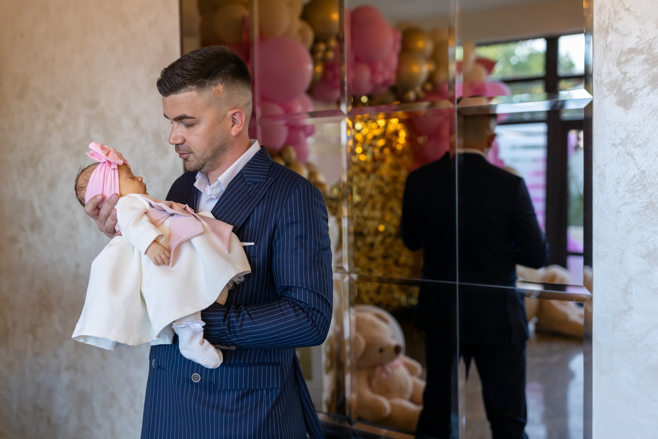 “Bebeluș botezat în biserică, ținut în brațe de nași” • “Detaliu cu lumânarea de botez decorată cu flori albe” • “Părinți emoționați alături de copilul lor la ceremonia de botez” • “Masa festivă de botez cu decor tematic și tort personalizat” • “Momentul în care preotul toarnă apă sfințită pe fruntea bebelușului” “Bebeluș în rochie albă de botez, zâmbind în brațele mamei” • “Detaliu cu cruciulița de botez așezată pe o pernă de satin” • “Părinți și nași aprinzând lumânările în timpul ceremoniei de botez” • “Tort de botez decorat cu figurine tematice și numele copilului” • “Copil botezat dormind liniștit în pătuțul decorat festiv” • “Momentul în care preotul binecuvântează copilul în fața altarului” • “Invitați adunându-se în jurul mesei festive la petrecerea de botez” • “Bebeluș ținând în mână o jucărie personalizată primită la botez” • “Familie fericită pozând împreună după ceremonia de botez” • “Decor tematic cu baloane și flori la locația petrecerii de botez” fotograf Botoșani fotograf evenimente fotograf botez Alin Chirila fotograf alinofotostudio,- Preotul ținându-l pe micuțul Mathias Gabriel la botez, în biserica Înălțarea Domnului, Copălău - Detalii de la botezul lui Mathias – lumânare, trusou și icoană - Familia lui Mathias Gabriel alături de micuț, în ziua botezului - Portret emoționant cu mama și bebelușul în brațe, în biserică,fotograf profesionist evenimente Botoșani, Iași, Suceava, Fălticeni, Bacău, Pașcani, Roman - AlinoFotoStudio by Alin Chirilă - servicii foto nuntă, botez, cununie, ședințe foto creative, albume personalizate, fotografii emoționante și calitative pentru cele mai importante momente din viață,fotograf nuntă Botoșani Alin Chirilă, ședință foto botez Iași - AlinoFotoStudio, servicii fotograf profesionist evenimente Suceava, fotograf cununie civilă Fălticeni - Alin Chirilă, album foto nuntă personalizat Bacău.“Bebeluș botezat în biserică, ținut în brațe de nași” • “Detaliu cu lumânarea de botez decorată cu flori albe” • “Părinți emoționați alături de copilul lor la ceremonia de botez” • “Masa festivă de botez cu decor tematic și tort personalizat” • “Momentul în care preotul toarnă apă sfințită pe fruntea bebelușului” “Bebeluș în rochie albă de botez, zâmbind în brațele mamei” • “Detaliu cu cruciulița de botez așezată pe o pernă de satin” • “Părinți și nași aprinzând lumânările în timpul ceremoniei de botez” • “Tort de botez decorat cu figurine tematice și numele copilului” • “Copil botezat dormind liniștit în pătuțul decorat festiv” • “Momentul în care preotul binecuvântează copilul în fața altarului” • “Invitați adunându-se în jurul mesei festive la petrecerea de botez” • “Bebeluș ținând în mână o jucărie personalizată primită la botez” • “Familie fericită pozând împreună după ceremonia de botez” • “Decor tematic cu baloane și flori la locația petrecerii de botez” fotograf Botoșani fotograf evenimente fotograf botez Alin Chirila fotograf alinofotostudio.fotograf botez Amelis Maria, fotografie botez Botoșani, fotograf Alin Chirilă, amintiri botez, fotografii botez, botez Amelis Maria, fotograf copii, fotografie botez în Botoșani,