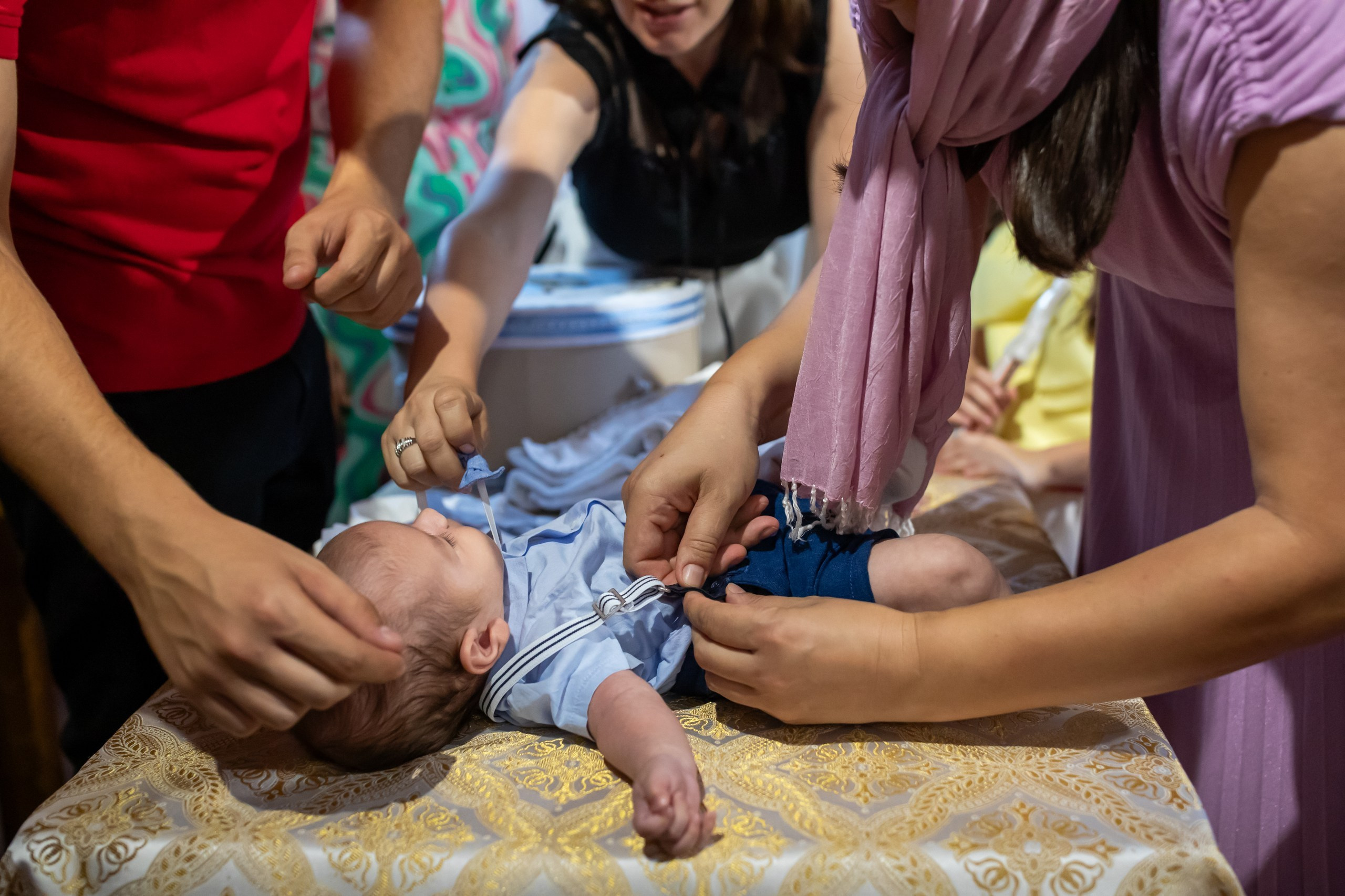 fotograf botez , fotografie botez Botoșani, fotograf Alin Chirilă, amintiri botez, fotografii botez, botez Miruna Parascheva, fotograf copii, fotografie botez în Botoșani-alt="botez , fotografie botez Alin Chirilă, amintiri botez, fotografii emoționante botez Botoșani"-- fotografii-botez-bebelus- amintiri-botez-micuț- moment-sfânt-crestinare- fotografie-emotionanta-botez- detalii-botez-bebelusi- parinti-fericiti-la-botez- fotograf-botez-profesionist- botez-in-biserica-ortodoxa- micuț-botezat-cu-emoție- zâmbete-și-lacrimi-la-botez- bebeluș-la-cristelniță- decor-botez-colorat- botez-cu-dragoste-și-credință- emotie-pura-la-botez- fotograf-botez-botosani- botez-iasi-suceava-fotograf- amintiri-nepretuite-botez-- Preotul ținându-l pe micuțul Mathias Gabriel la botez, în biserica Înălțarea Domnului, Copălău - Detalii de la botezul lui Mathias – lumânare, trusou și icoană - Familia lui Mathias Gabriel alături de micuț, în ziua botezului - Portret emoționant cu mama și bebelușul în brațe, în biserică,fotograf profesionist evenimente Botoșani, Iași, Suceava, Fălticeni, Bacău, Pașcani, Roman - AlinoFotoStudio by Alin Chirilă - servicii foto nuntă, botez, cununie, ședințe foto creative, albume personalizate, fotografii emoționante și calitative pentru cele mai importante momente din viață,fotograf nuntă Botoșani Alin Chirilă, ședință foto botez Iași - AlinoFotoStudio, servicii fotograf profesionist evenimente Suceava, fotograf cununie civilă Fălticeni - Alin Chirilă, album foto nuntă personalizat Bacău.“Bebeluș botezat în biserică, ținut în brațe de nași” • “Detaliu cu lumânarea de botez decorată cu flori albe” • “Părinți emoționați alături de copilul lor la ceremonia de botez” • “Masa festivă de botez cu decor tematic și tort personalizat” • “Momentul în care preotul toarnă apă sfințită pe fruntea bebelușului” “Bebeluș în rochie albă de botez, zâmbind în brațele mamei” • “Detaliu cu cruciulița de botez așezată pe o pernă de satin” • “Părinți și nași aprinzând lumânările în timpul ceremoniei de botez” • “Tort de botez decorat cu figurine tematice și numele copilului” • “Copil botezat dormind liniștit în pătuțul decorat festiv” • “Momentul în care preotul binecuvântează copilul în fața altarului” • “Invitați adunându-se în jurul mesei festive la petrecerea de botez” • “Bebeluș ținând în mână o jucărie personalizată primită la botez” • “Familie fericită pozând împreună după ceremonia de botez” • “Decor tematic cu baloane și flori la locația petrecerii de botez” fotograf Botoșani fotograf evenimente fotograf botez Alin Chirila fotograf alinofotostudio.fotograf botez Amelis Maria, fotografie botez Botoșani, fotograf Alin Chirilă, amintiri botez, fotografii botez, botez Amelis Maria, fotograf copii, fotografie botez în Botoșani,