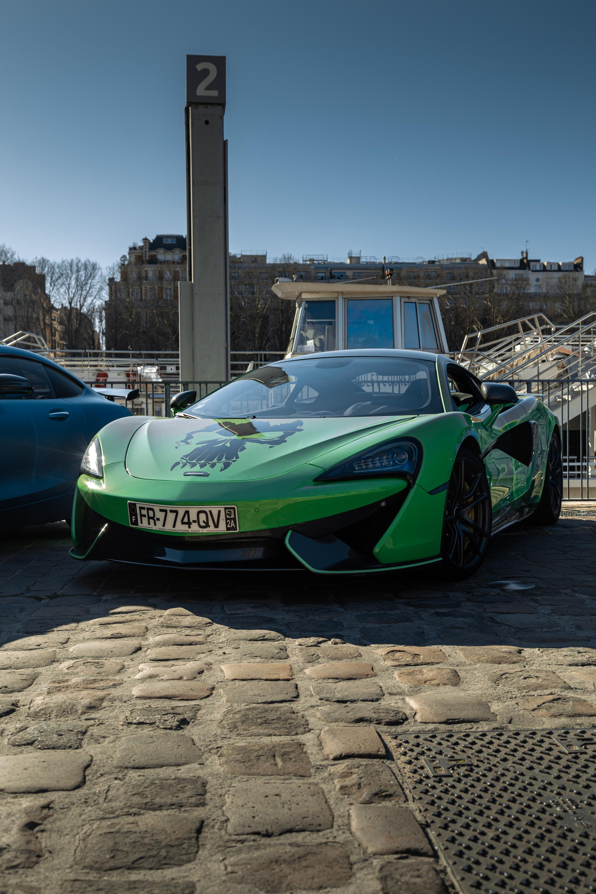 Rassemblements 27 février. Photographe de voitures à Paris — Vitalii Motruk