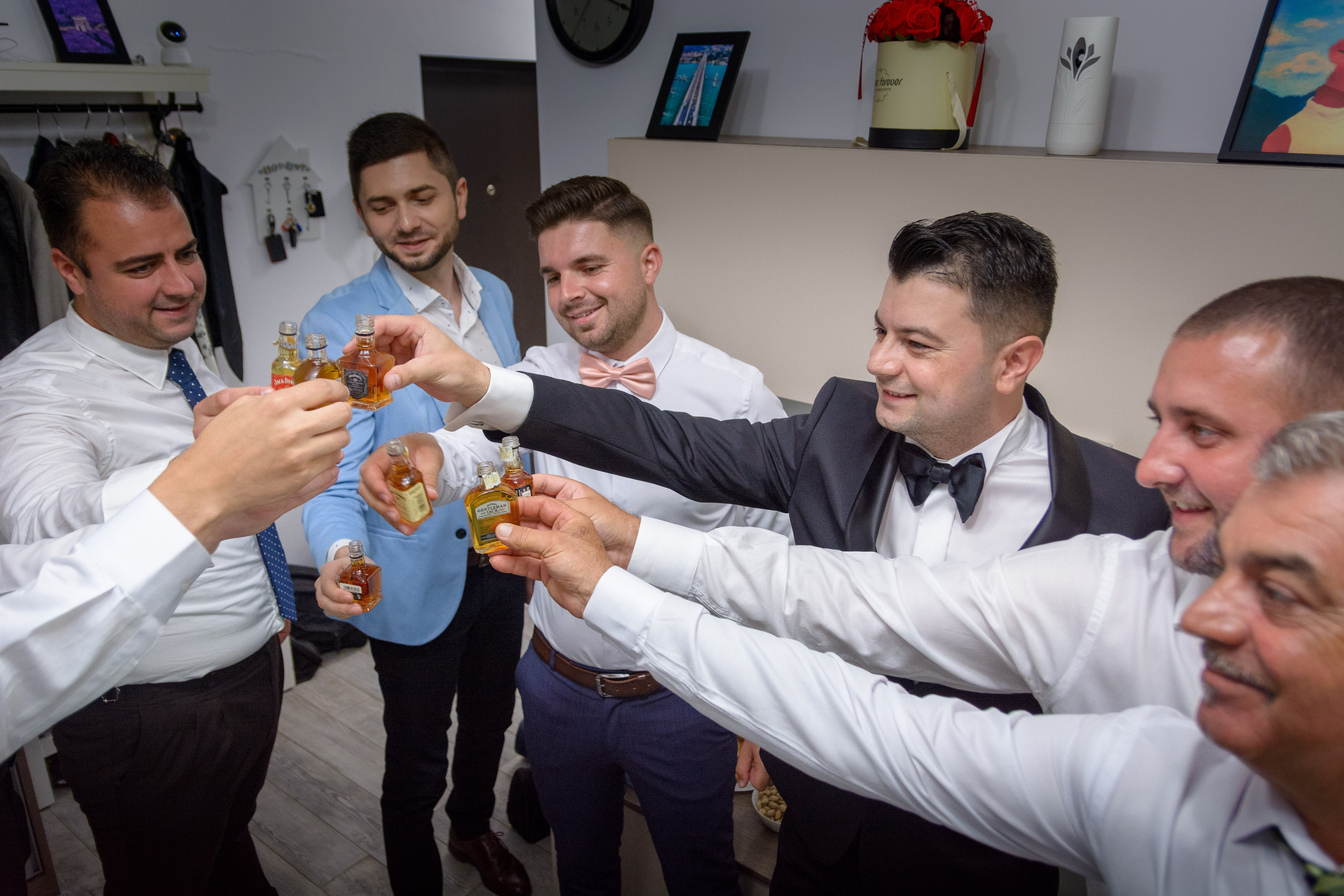 fotograf nuntă, căsătorie, mireasă, mire, ceremonie, petrecere, fotograf eveniment, organizare, planificare, decor, tematică, buget, invitație, rochie de mireasă, costum de mire, verighete, luna de miere, dragoste, fericire, voal, buchet, machiaj, coafură, accesorii, pantofi, portret, costum de mire, butoniere, cravată, pantofi, portret, cuplu, fotograf biserică, altar, flori, lumânări, schimbul de verighete, sărut