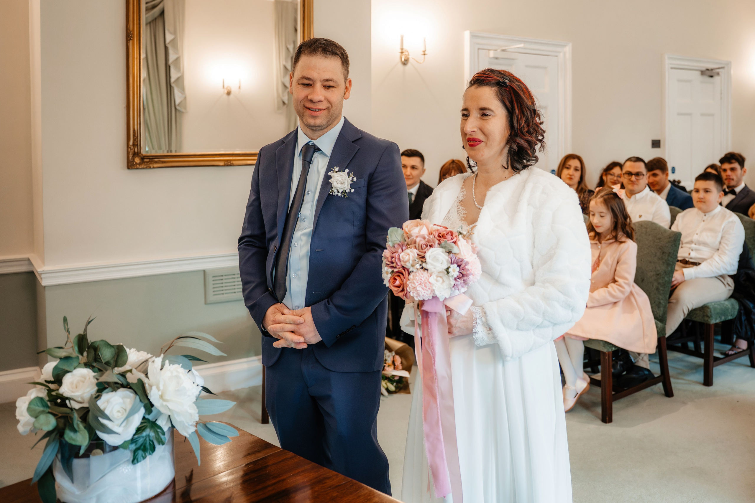 Detaliu cu tinuta eleganta a Mihaelei, surprins in fata locatiei cununiei.