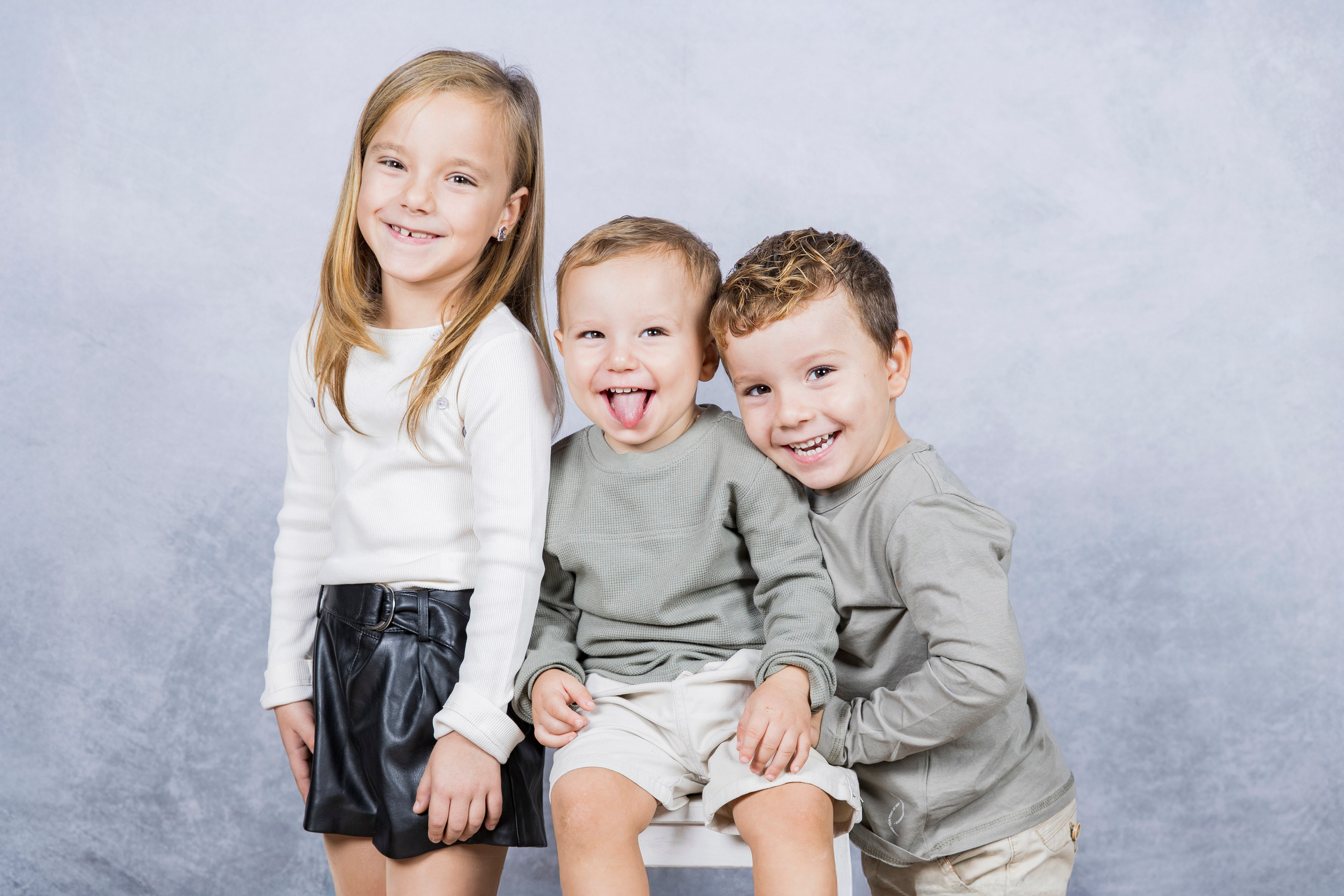 “Retrato de familia atemporal en decorado navideño elegante – Rainbox Estudio”