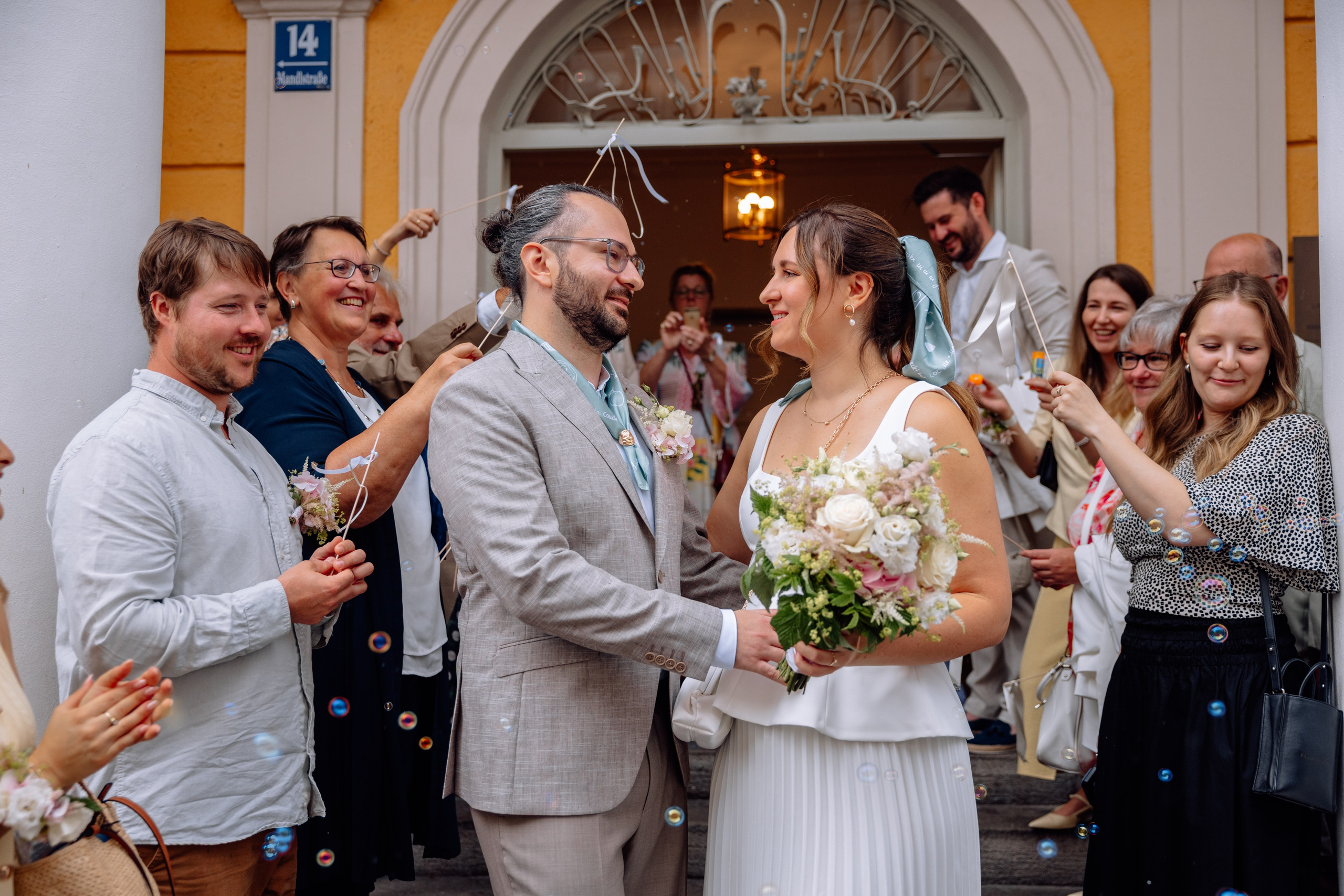 Brautpaar verlässt Standesamt Schwabing – Gäste applaudieren und gratulieren