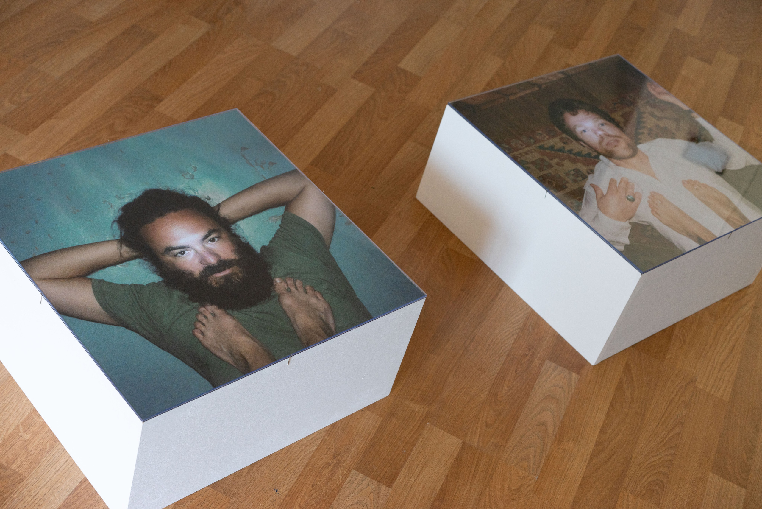 The men i stand on 2024. Photographe de produits et natures mortes à Paris