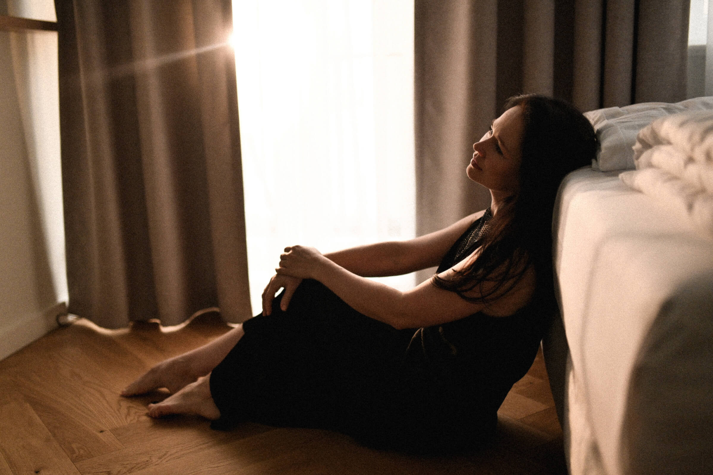 Authentische Porträts im eigenen Zuhause – vertraut, ungekünstelt und voller Persönlichkeit. Ideal für natürliche Frauen- und Familienfotos in Hamburg, Lübeck und Umgebung