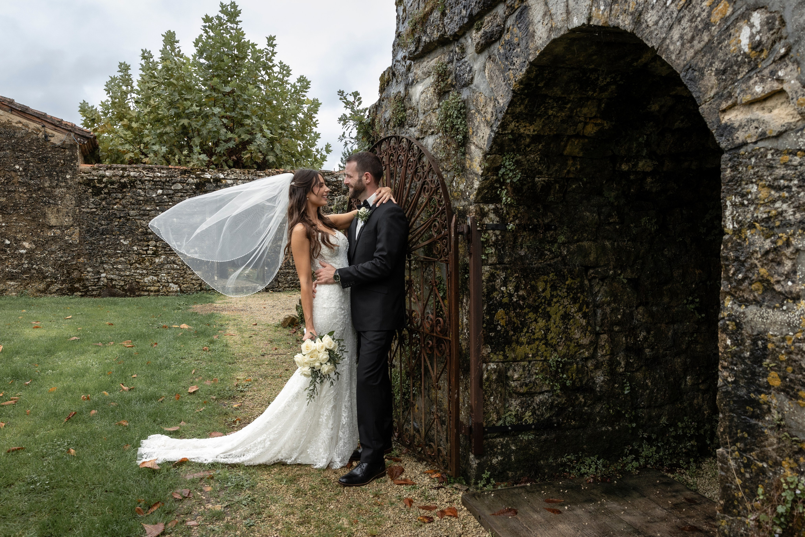 A romantic rainy-day wedding at Château Lagut. Eugenie Smirnova — wedding, corporate and lifestyle photographer in Toulouse and Southwest France