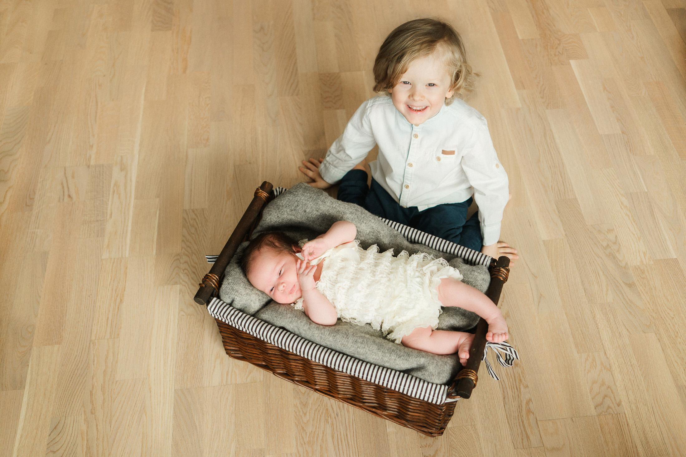 Vastasyntyneen ja perhekuvaus Espoossa – Herkkiä hetkiä perheen kanssa